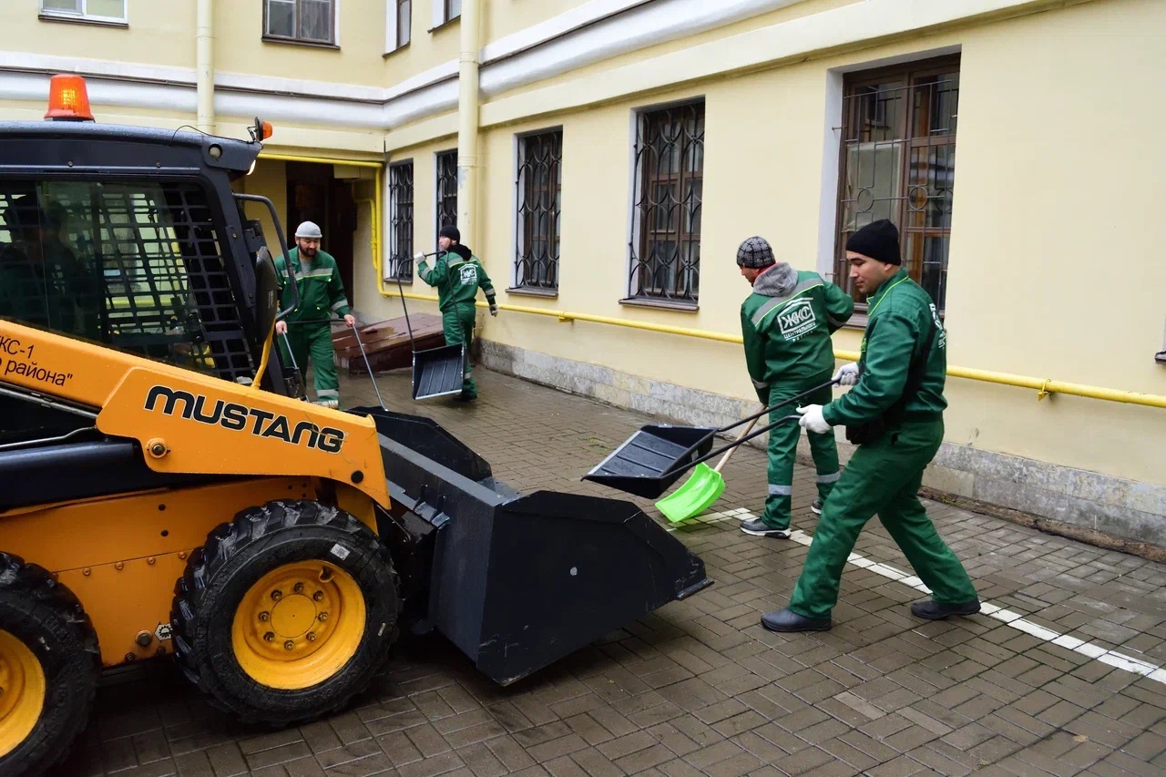 Дворников заставили убирать несуществующий снег в центре Петербурга