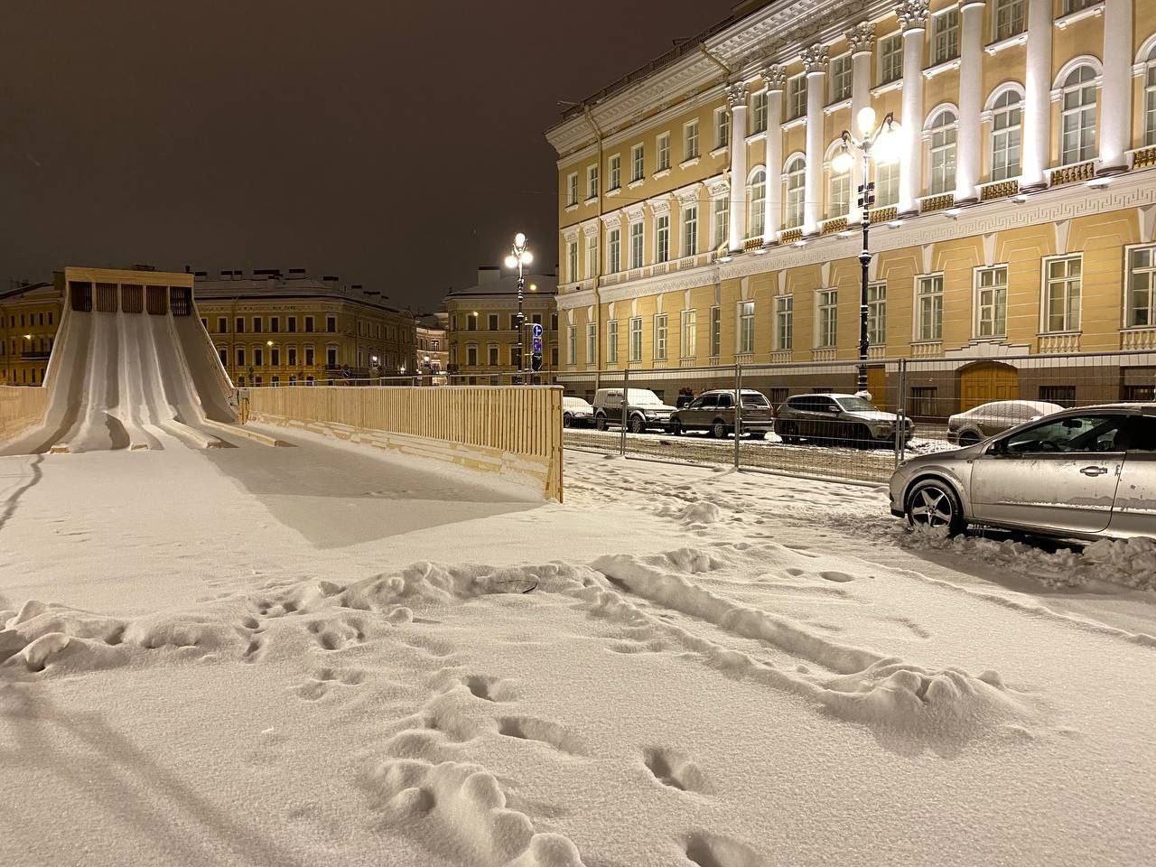 Гигантская зимняя горка появилась на Дворцовой площади в Петербурге