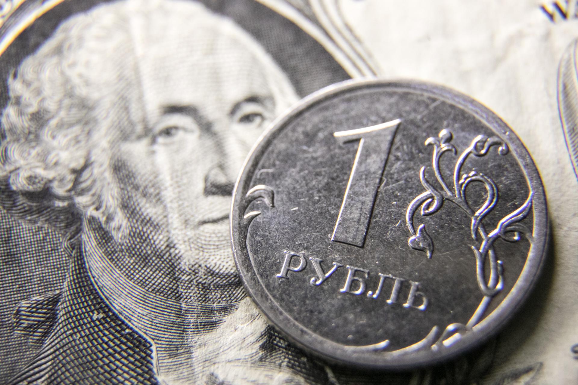 Экономист объяснил, почему растёт курс доллара и как от этого меняется спрос на валюту