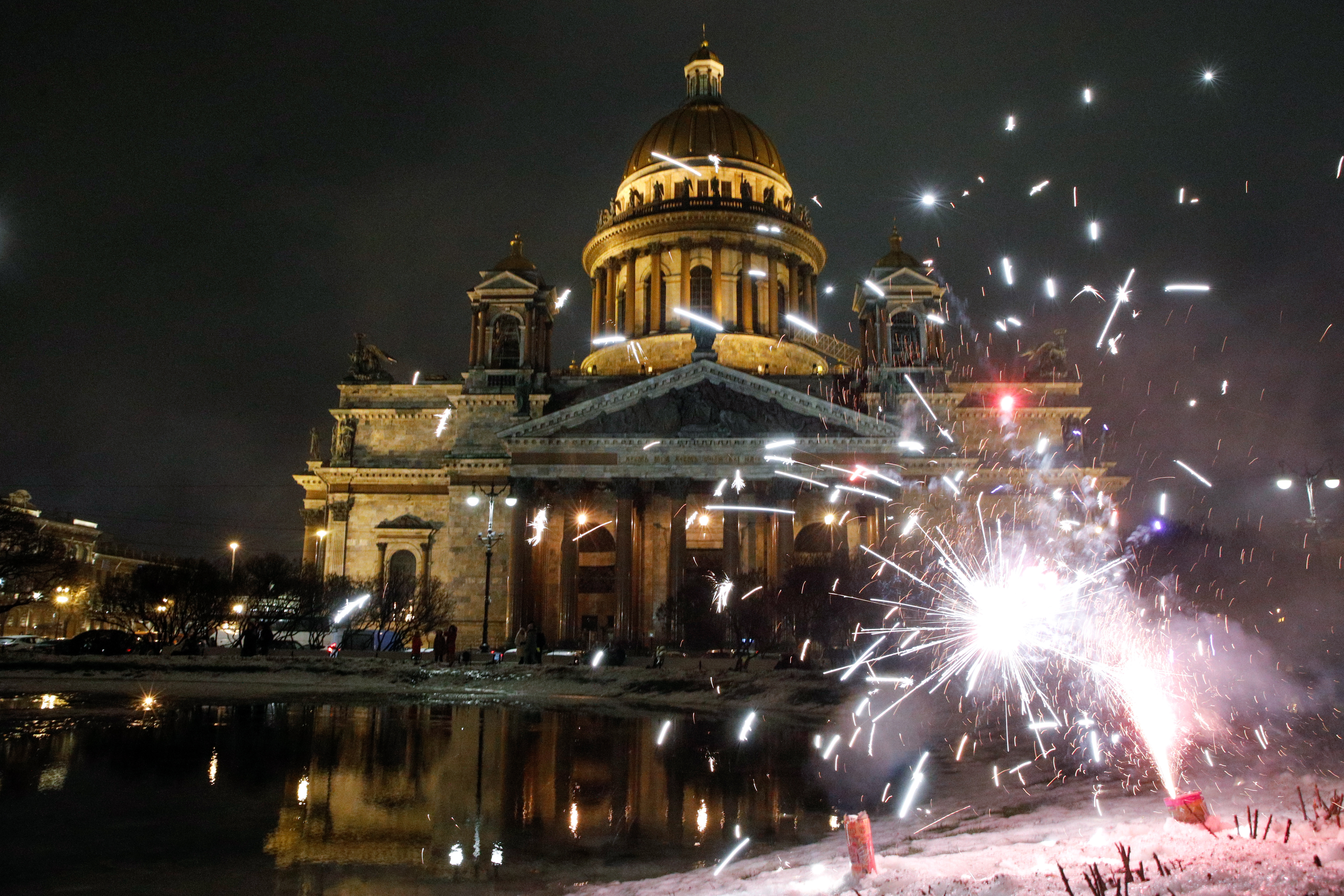 Спб январь 2023. Новогодний Санкт-Петербург 2023. Новогодний Питер 2023. Новогодний Петербург январь 2023. Самый новый год.