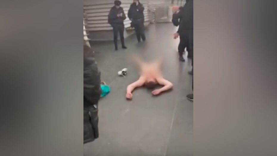 В метро на «Невском» распластался голый человек. Его отдыху помешали