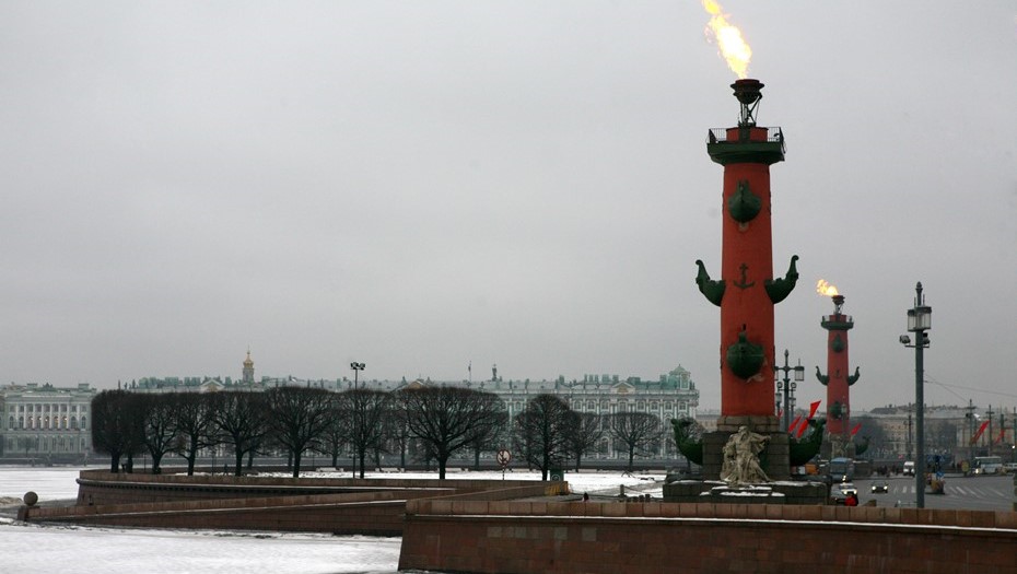 В честь 80-летия со Дня прорыва блокады в Петербурге зажгут факелы на Ростральных колоннах