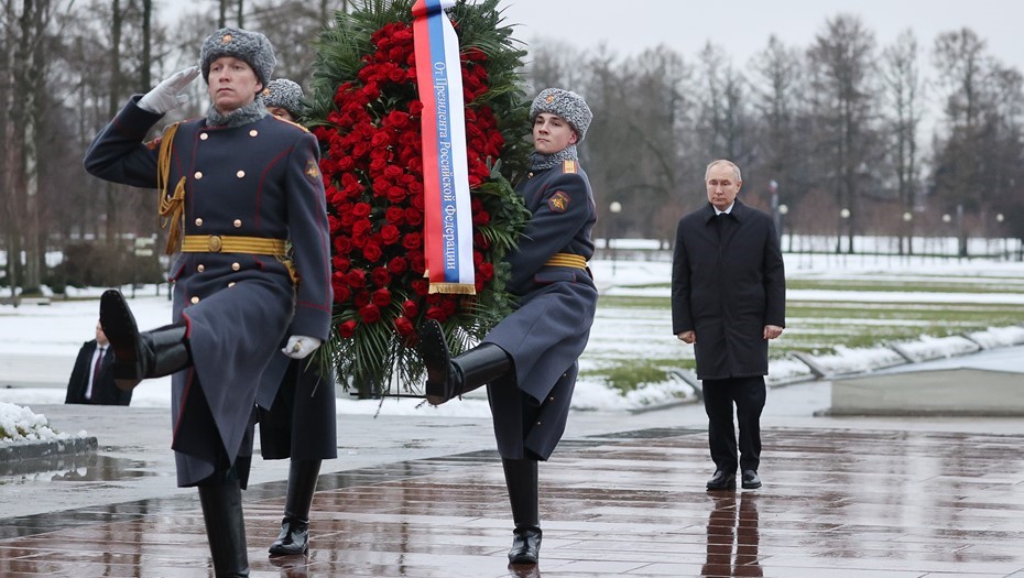 Путин в юбилей прорыва блокады возложил цветы на Пискарёвском кладбище