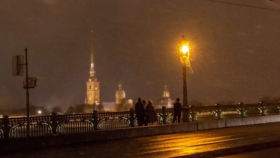 Вид на Троицкий мост с Петровской набережной