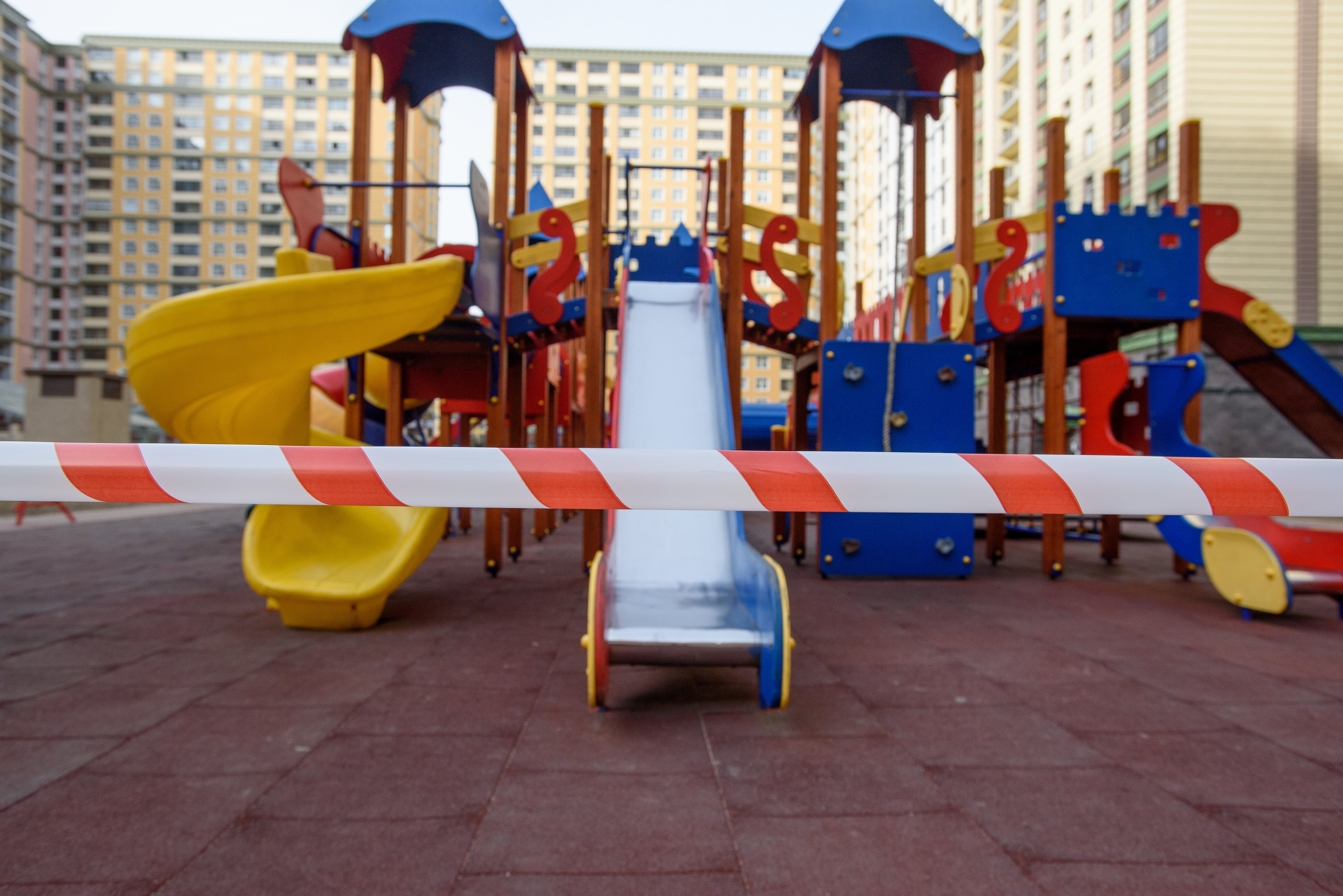 Зоны теплосетей в Петербурге начали активно освобождать от детских площадок