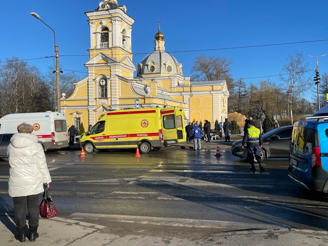 Тяжелые травмы в ДТП на остановке в Красном Селе получили дети, пострадала  беременная