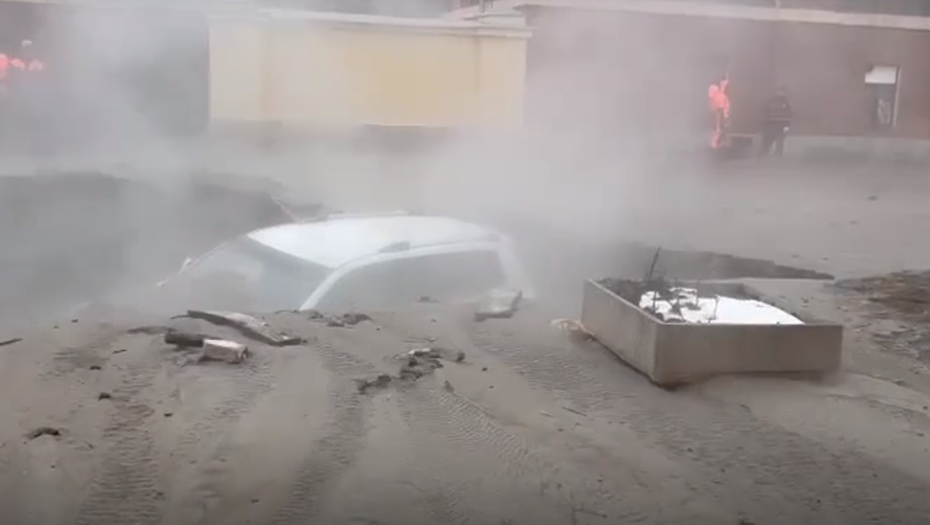 Прорыв трубы. Машина провалилась под асфальт. Санкт-Петербург затопило. Трубопровод прорвало.