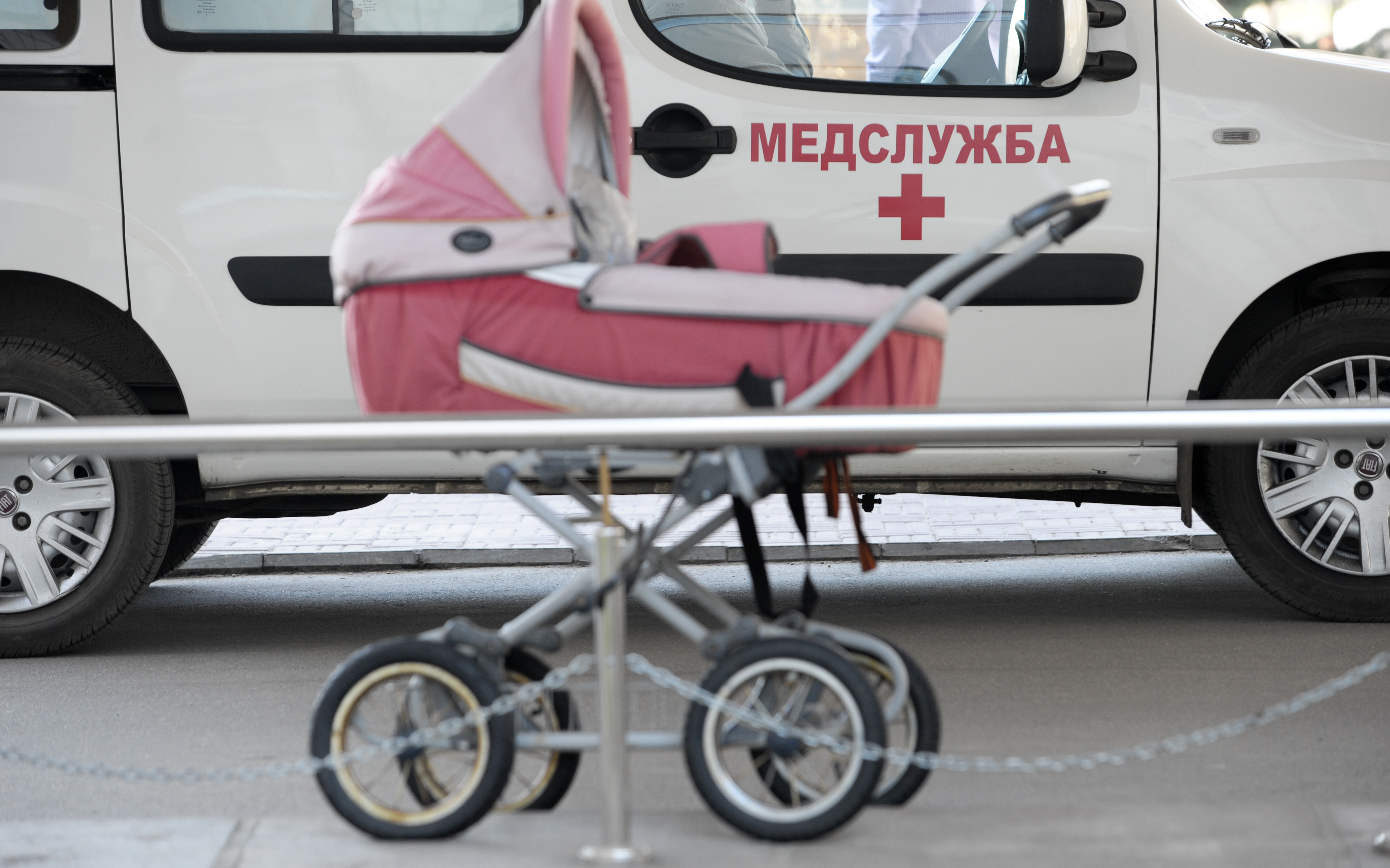 Сбил коляску с ребенком. Перевернулась коляска с ребенком. Детская коляска на дороге. С коляской в маршрутку.