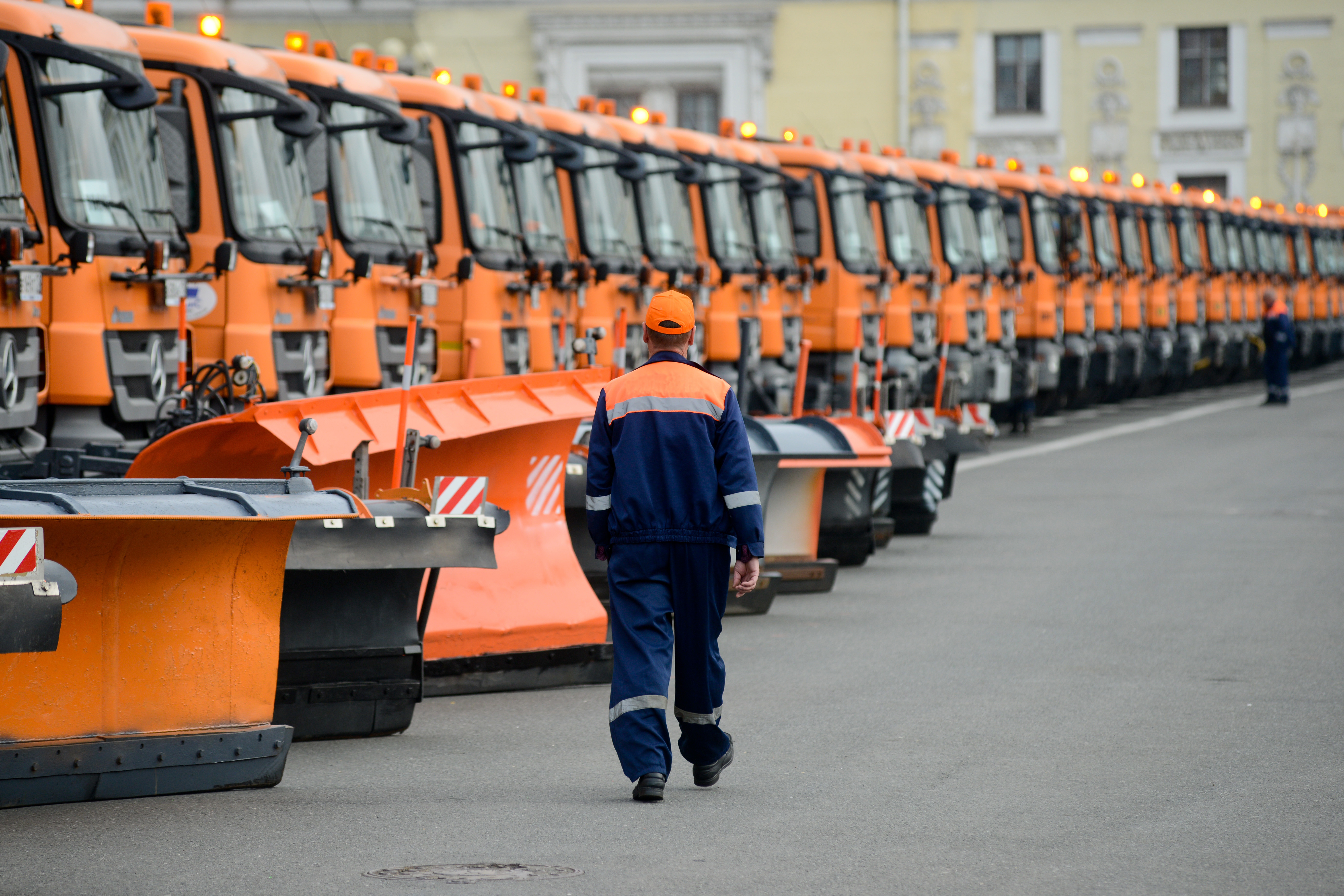 В Петербурге приостановили тендеры на поставку уборочной техники за 1,6 млрд