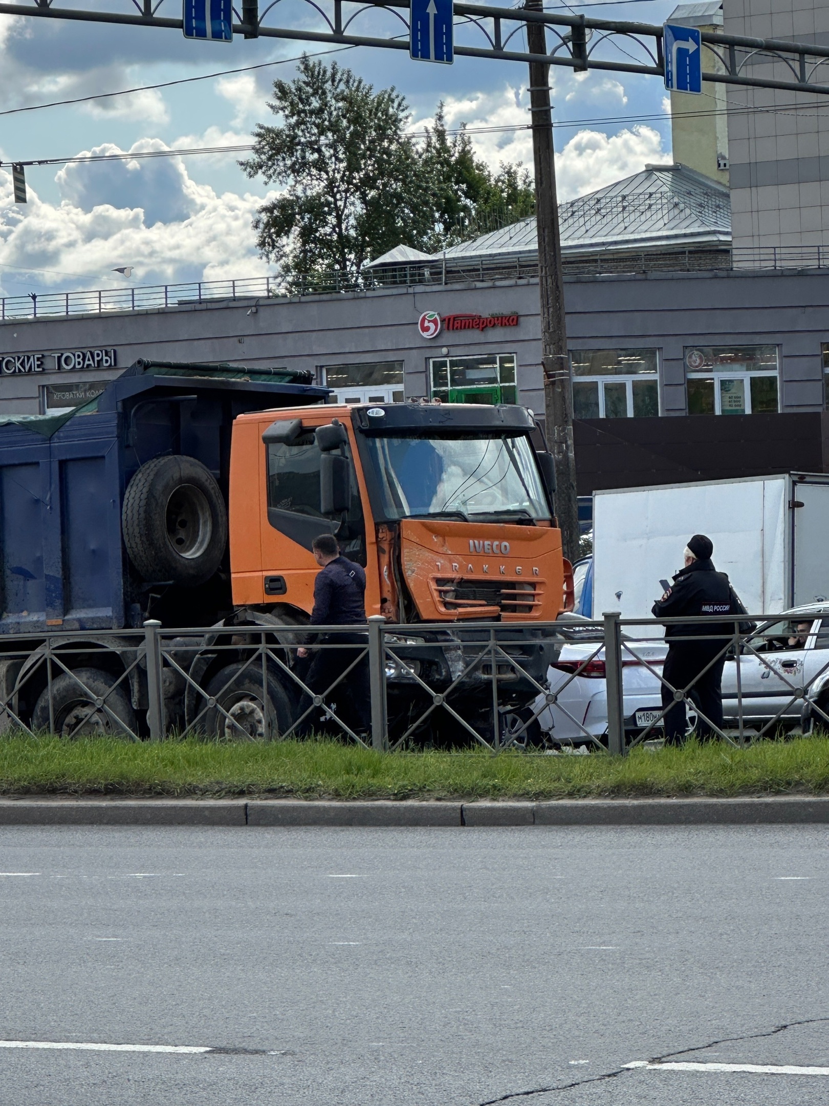 Полиция: массовое ДТП на Софийской спровоцировал выезд грузовика на встречку