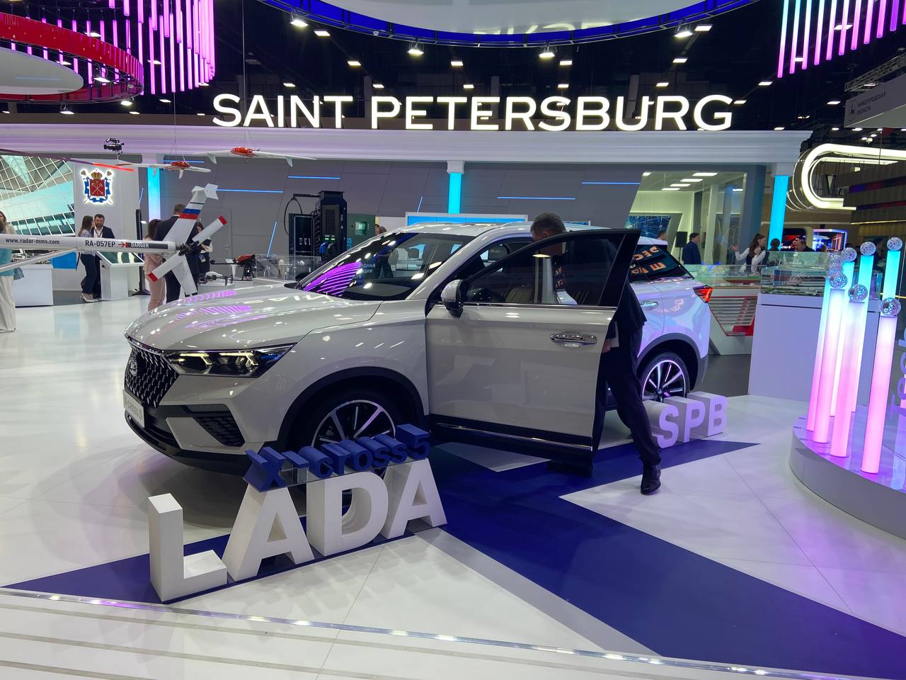 АвтоВАЗ представил новую Lada X-Cross 5 на ПМЭФ