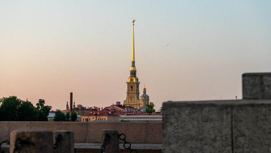 Санкт петербург вошел в топ. Петропавловская крепость. Петропавловская крепость фото. Петропавловская крепость закат. Петропавловская крепость через мост.