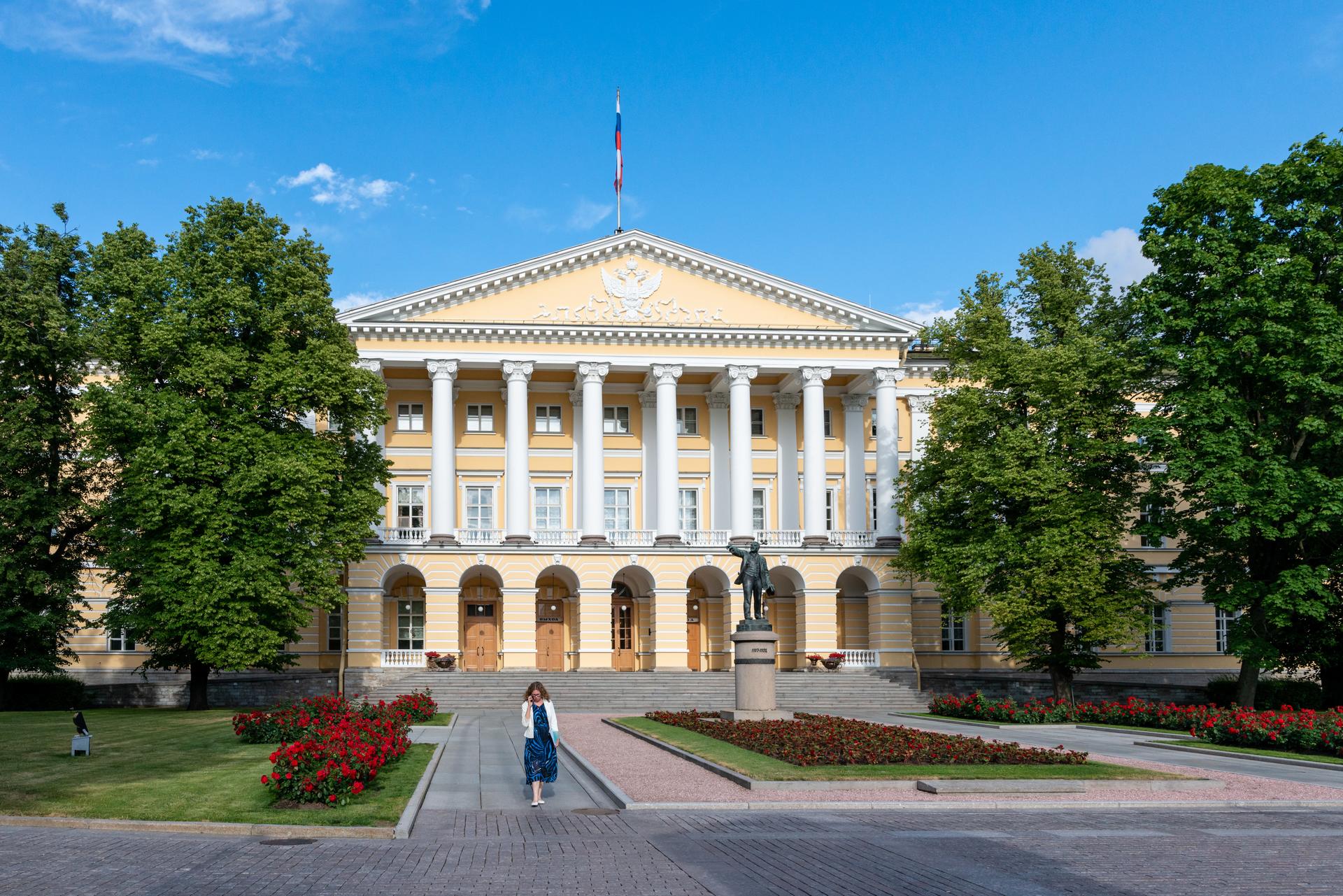 Работа в смольном в санкт петербурге. Санкт-Петербург Смольный правительство. Смольный правительство СПБ. Заксобрание СПБ.