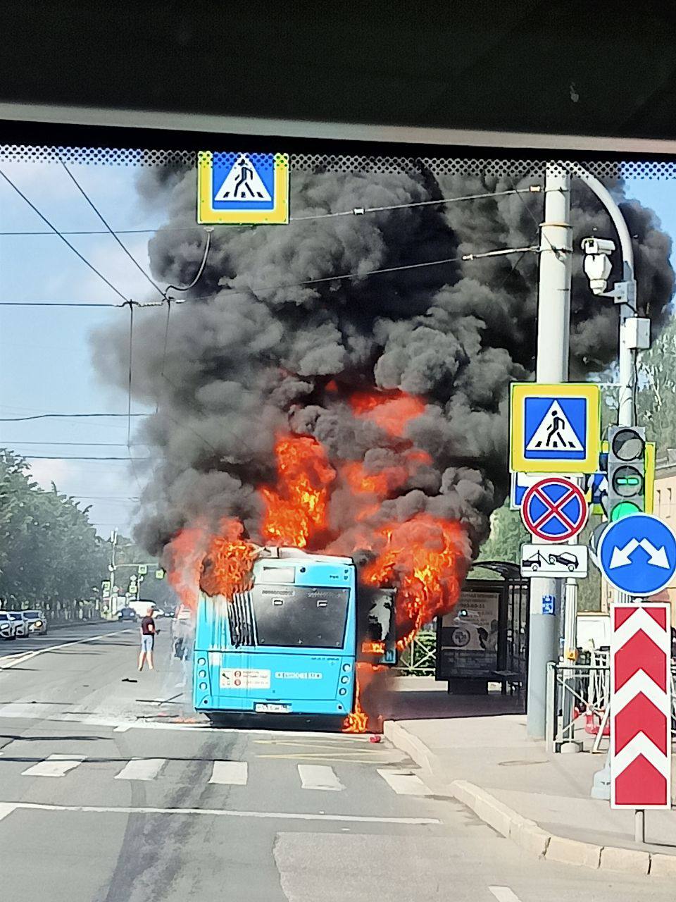 На Ланском шоссе в Петербурге сгорел автобус