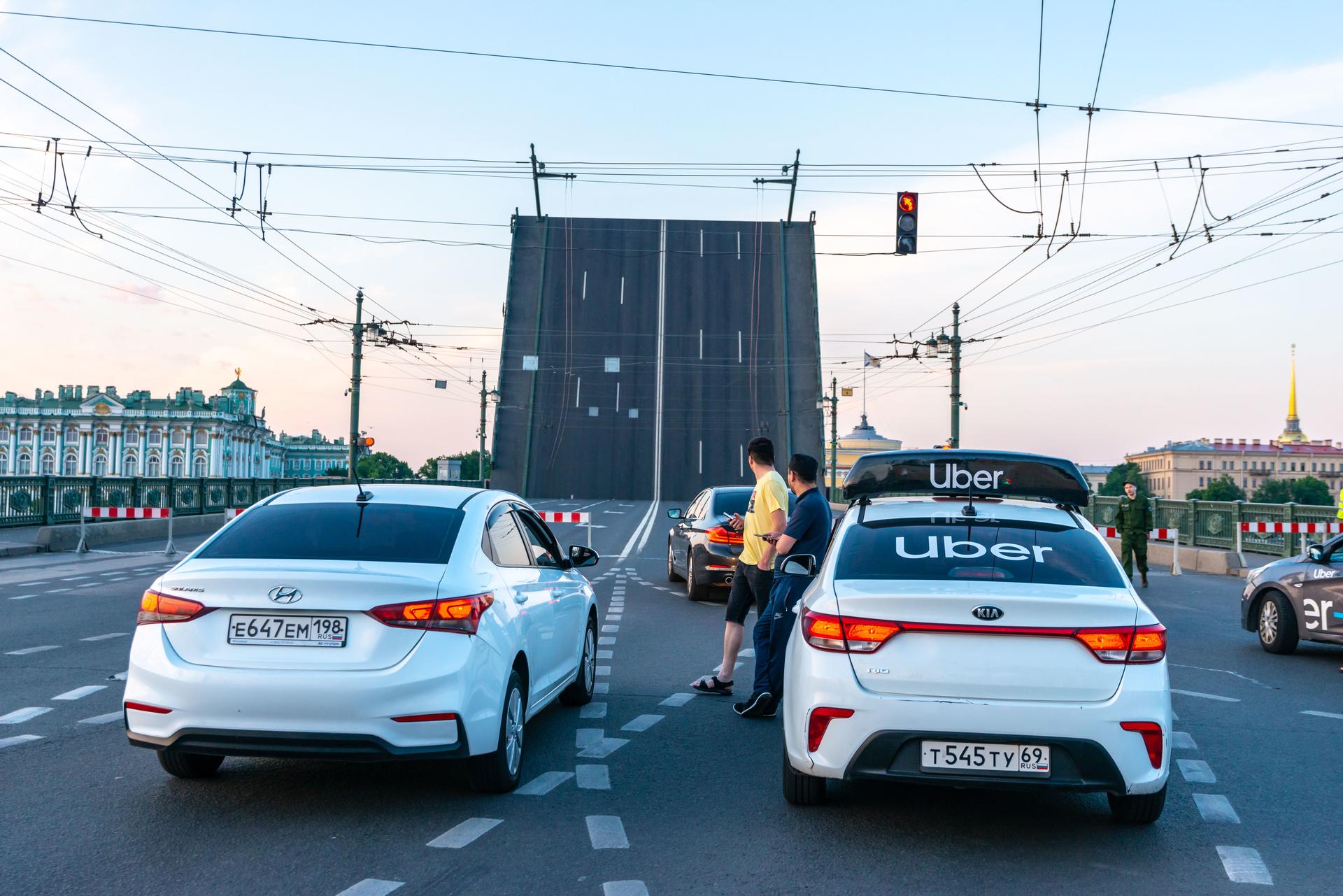 Закон о белых такси приняли в окончательной версии в Петербурге