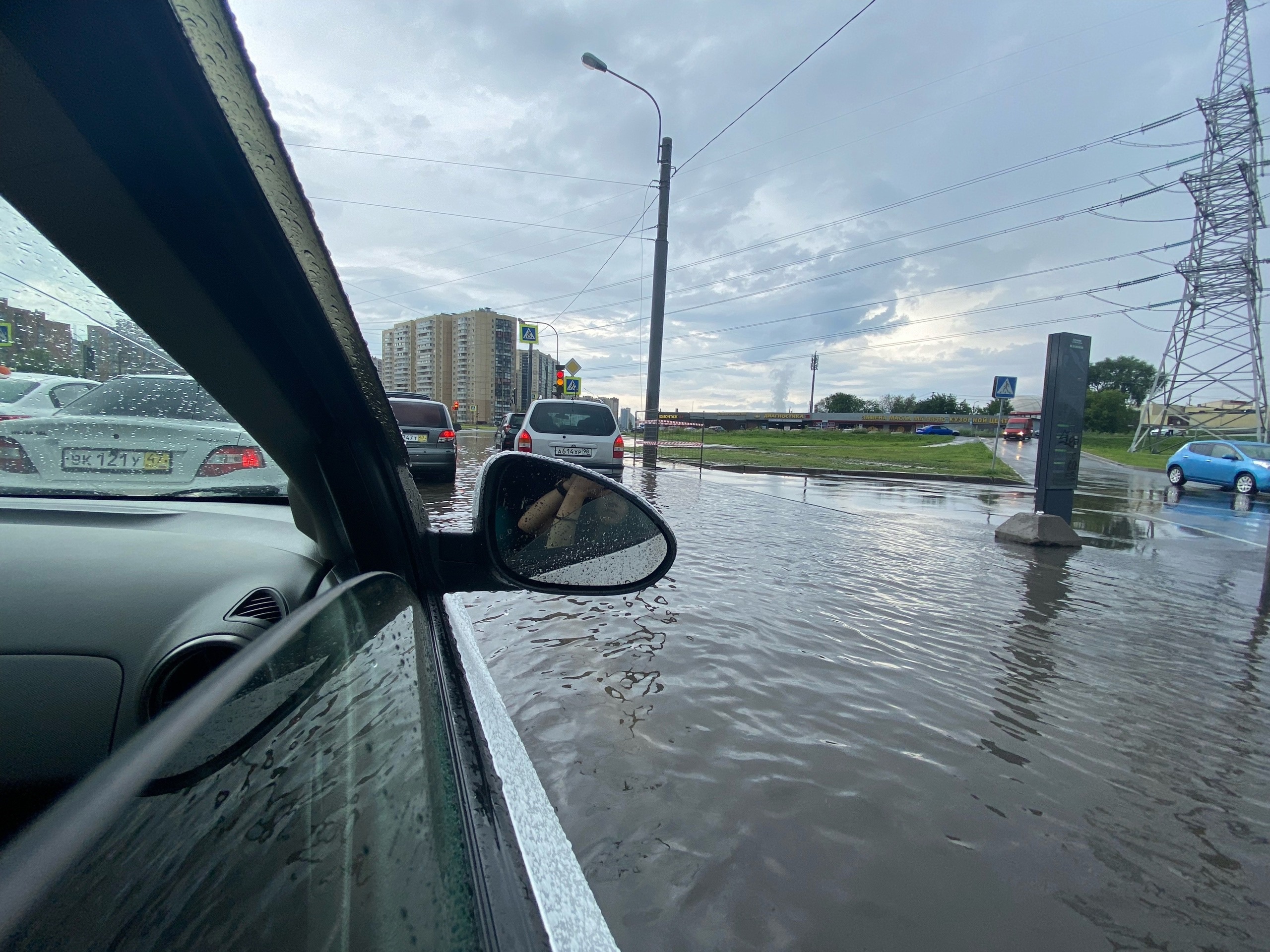 Ливень с градом привёл к потопу на улицах Петербурга