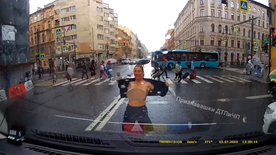 Femen против Путина: как российского президента встретили в Германии