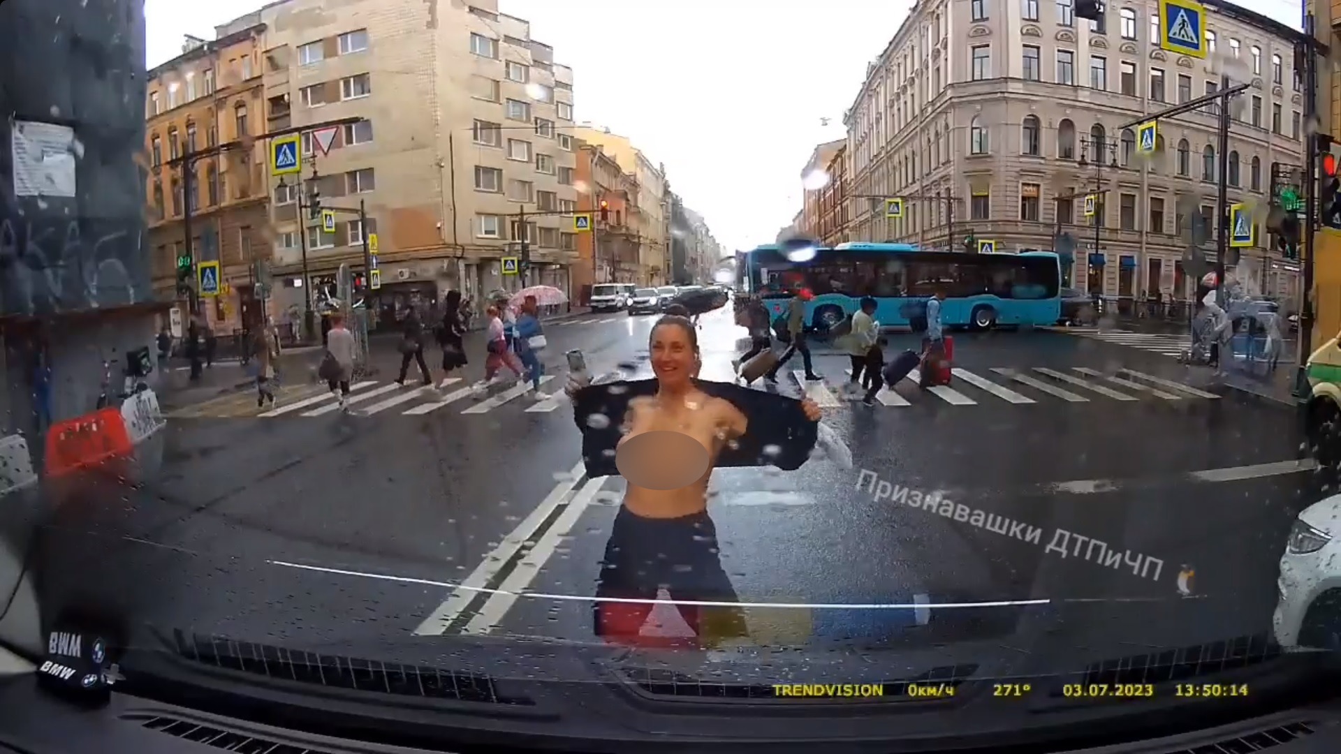 Переходившая дорогу с нарушением петербурженка показала водителю грудь