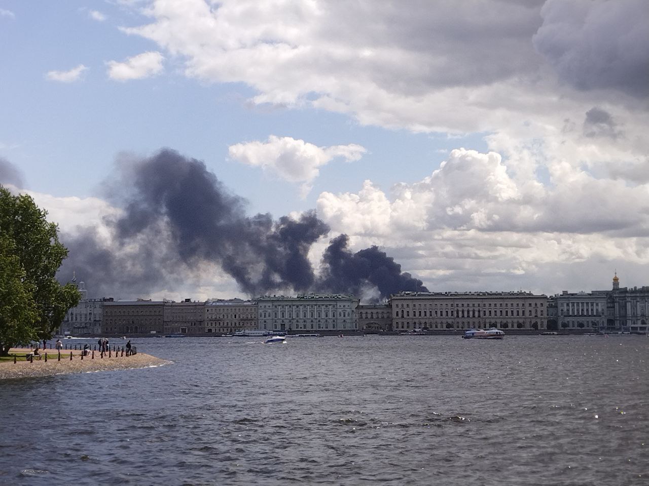 Пожар во Фрунзенском районе Петербурга разросся до 3500 квадратных метров