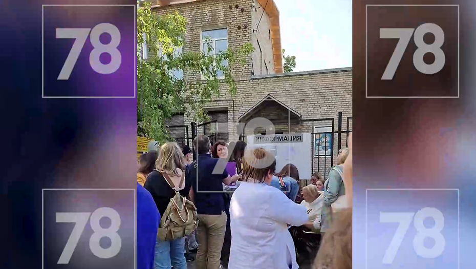 Родители первоклассников в очереди у одной из школ Приморского района. Петербург, 6 июля 2023 года.