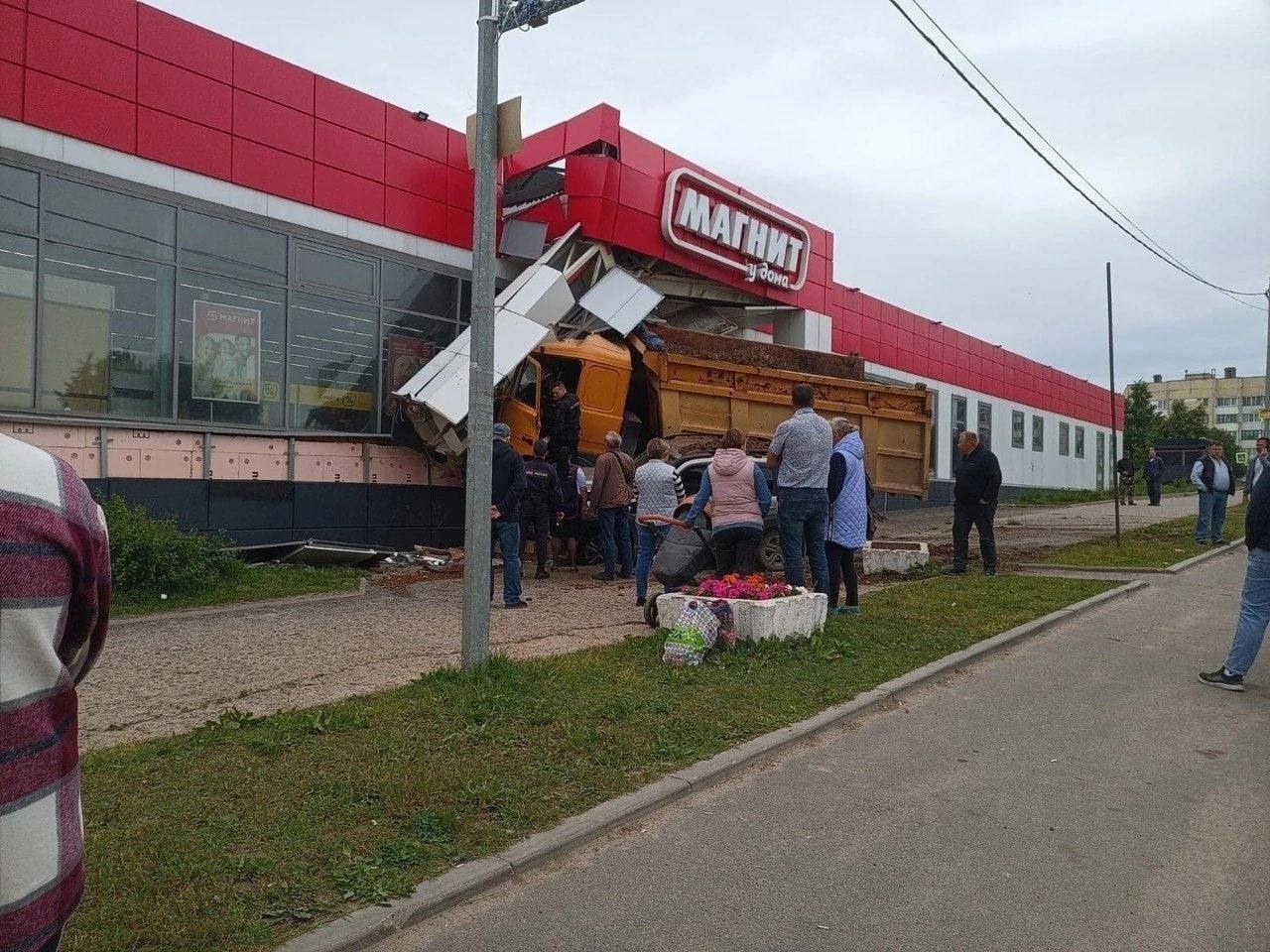 Таран супермаркета самосвалом в Пикалёво сняли уличные камеры