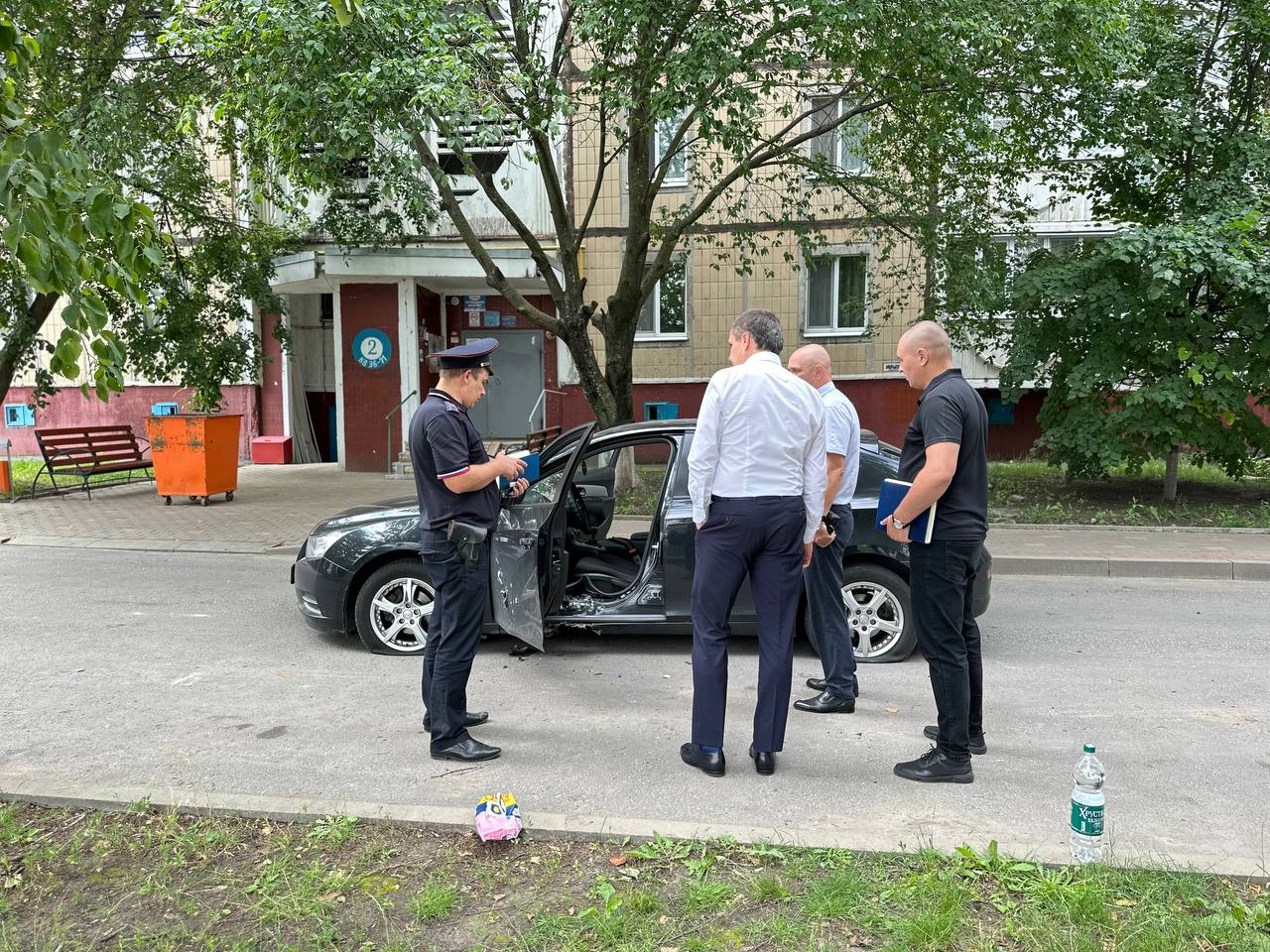 Три человека ранены при подрыве автомобиля рядом с жилым домом в Белгороде