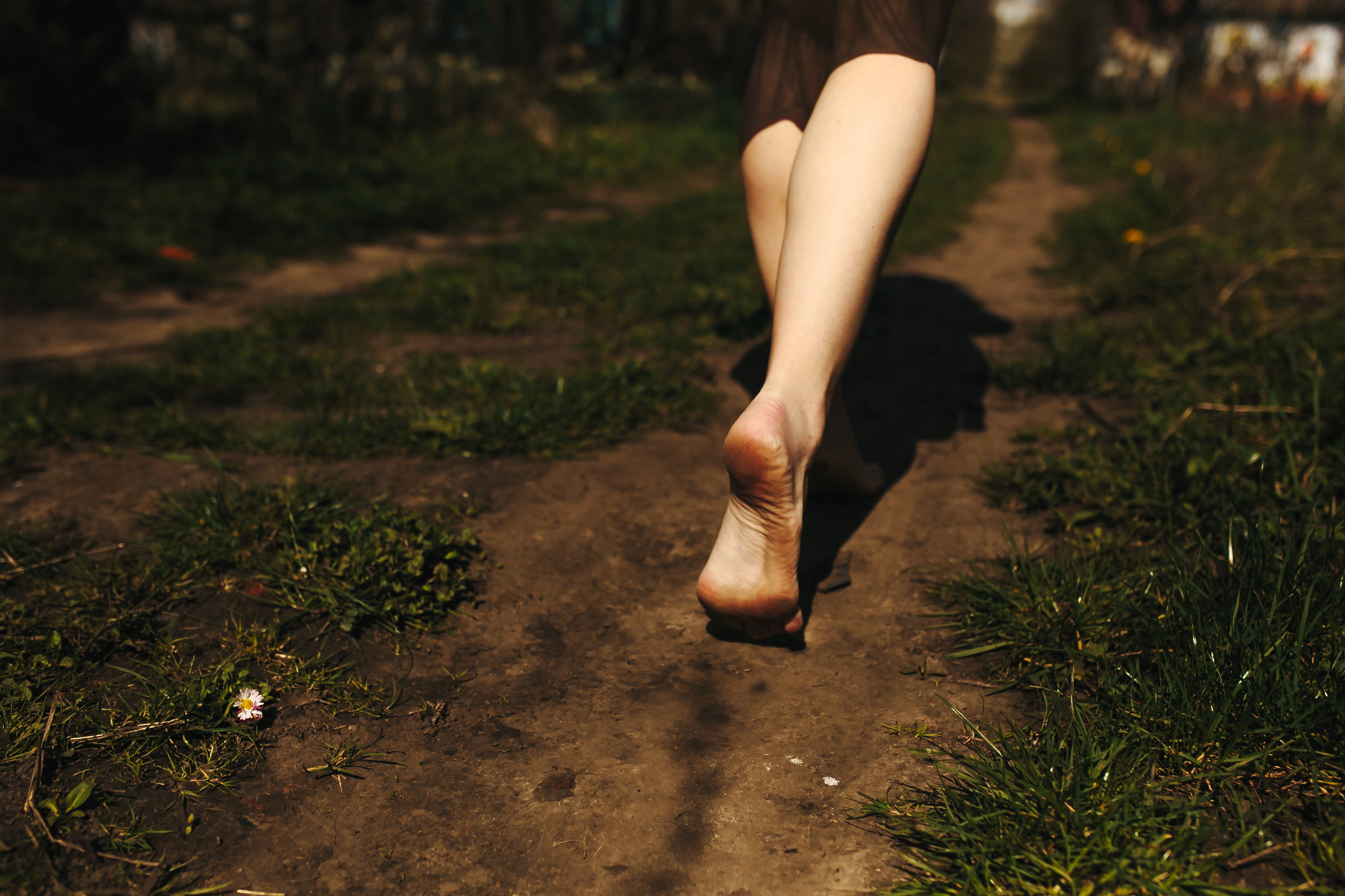 Ноги ее были видны. Ноги девушки. Девушка идет босиком. Босиком в лесу. Девушка босиком по лесу.