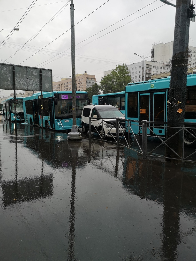 Четыре человека пострадали при столкновении трёх автобусов на остановке в  Купчино