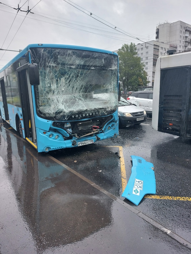 Четыре человека пострадали при столкновении трёх автобусов на остановке в  Купчино