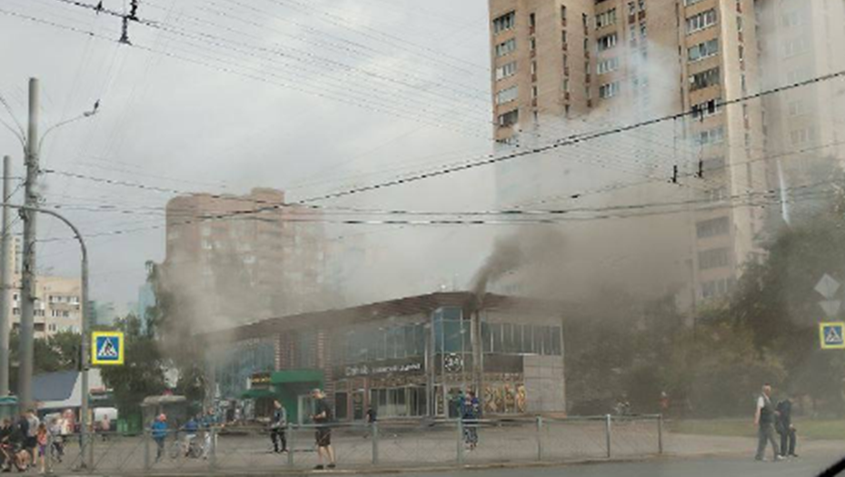 Что горит на севере спб сейчас. Пожар. Ситуация пожара. Пожар в Санкт-Петербурге сейчас. Сгоревшее кафе.