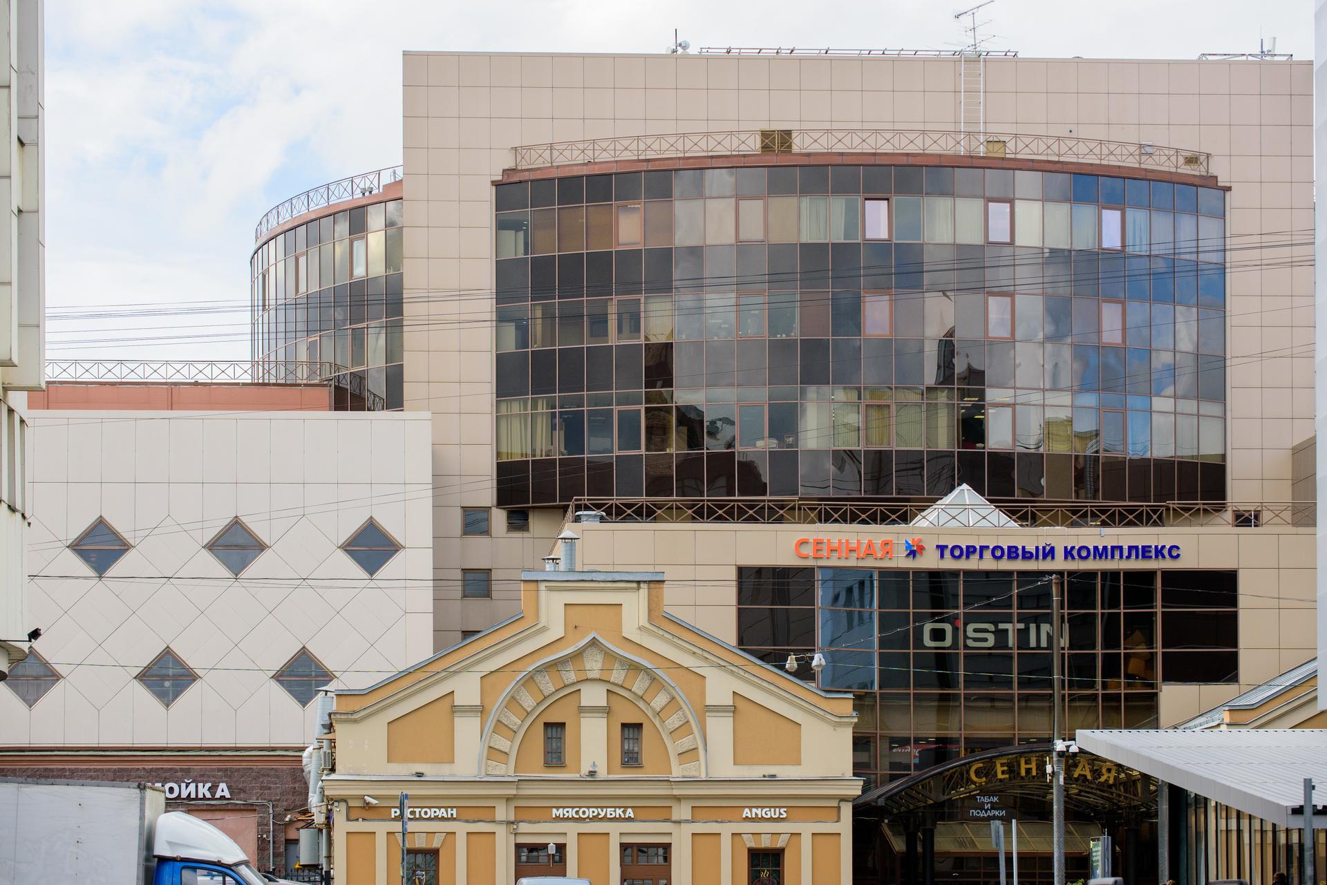 Ливень подтопил торговый центр на Сенной площади в Петербурге