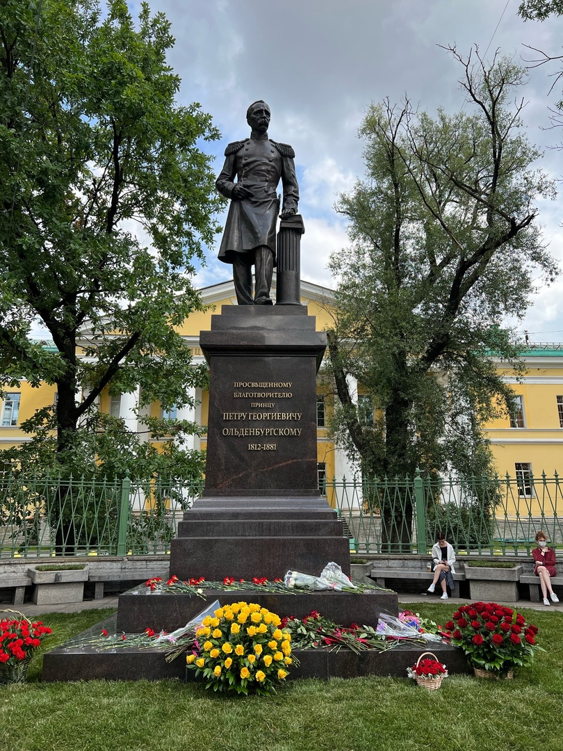 У Мариинской больницы в Петербурге вновь открыли памятник принцу  Ольденбургскому