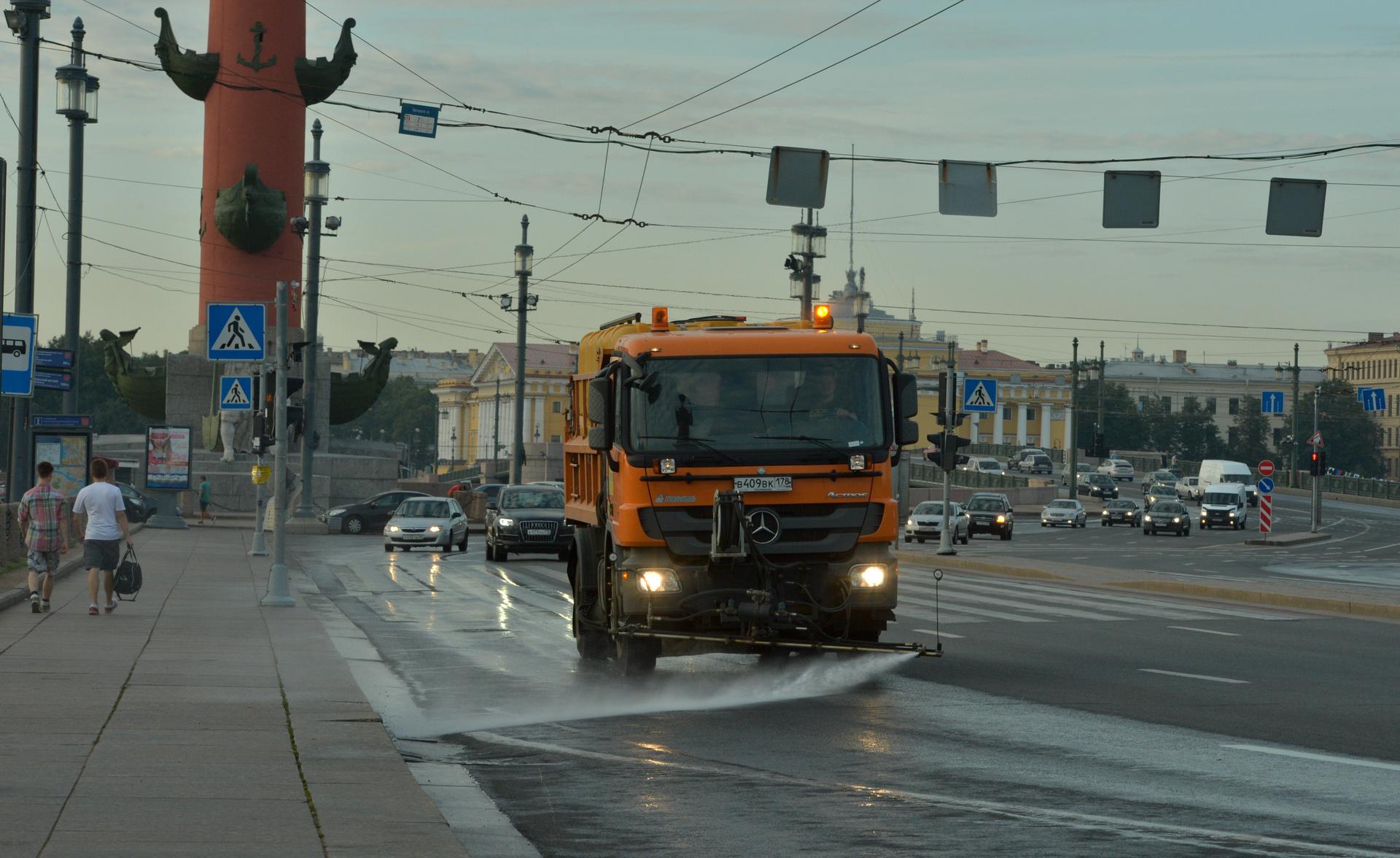 Дорожные предприятия Петербурга получили десять новых машин для уборки улиц