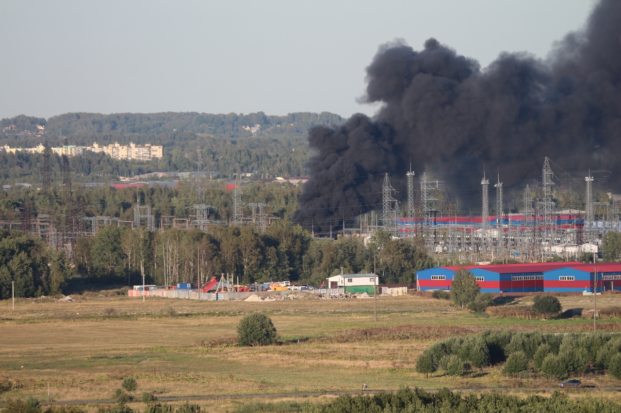 Мощный пожар под Петербургом встревожил жителей города и Ленобласти