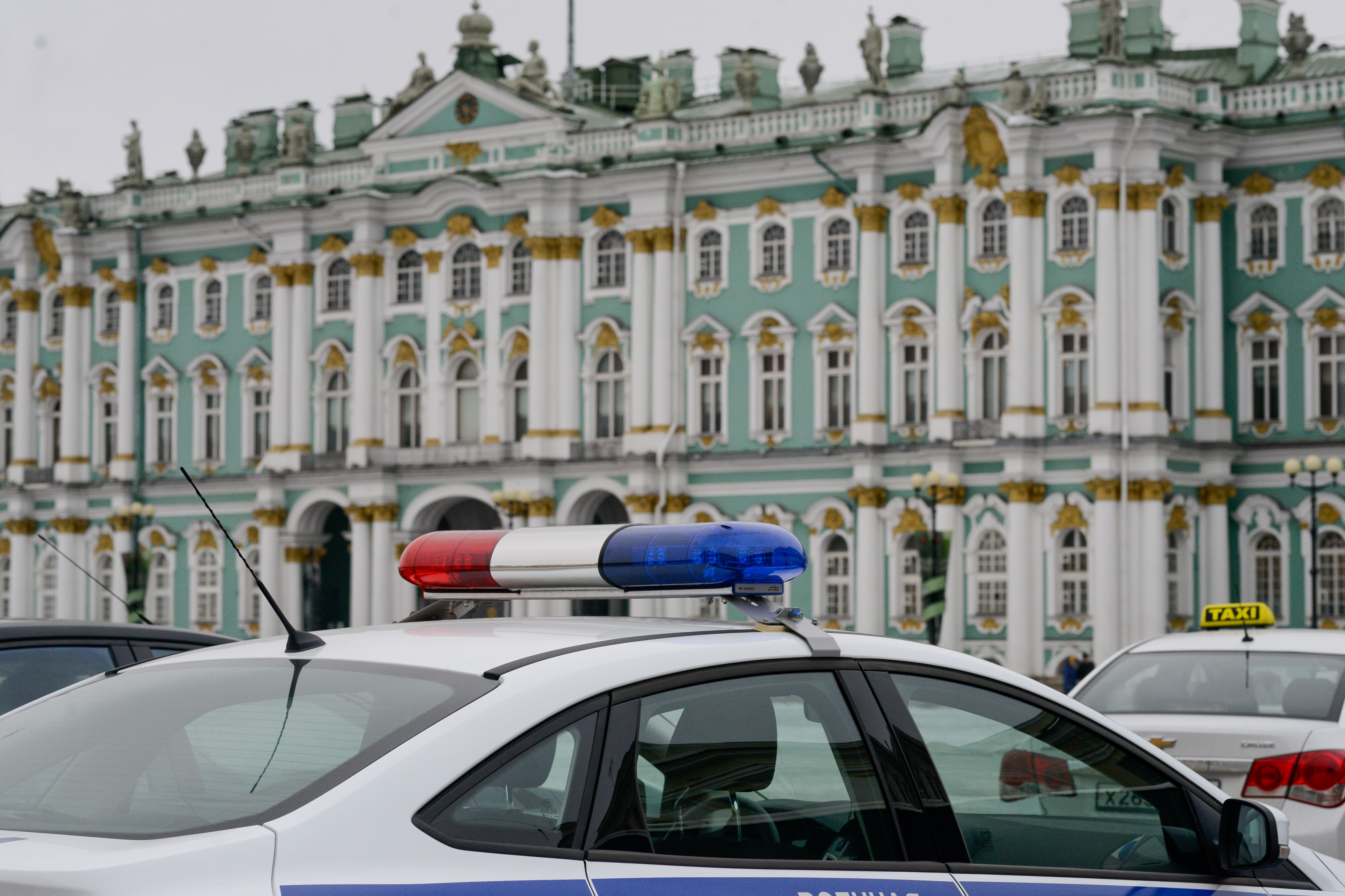 Охрана Эрмитажа вызвала полицию из-за беспилотника, врезавшегося в Зимний  дворец