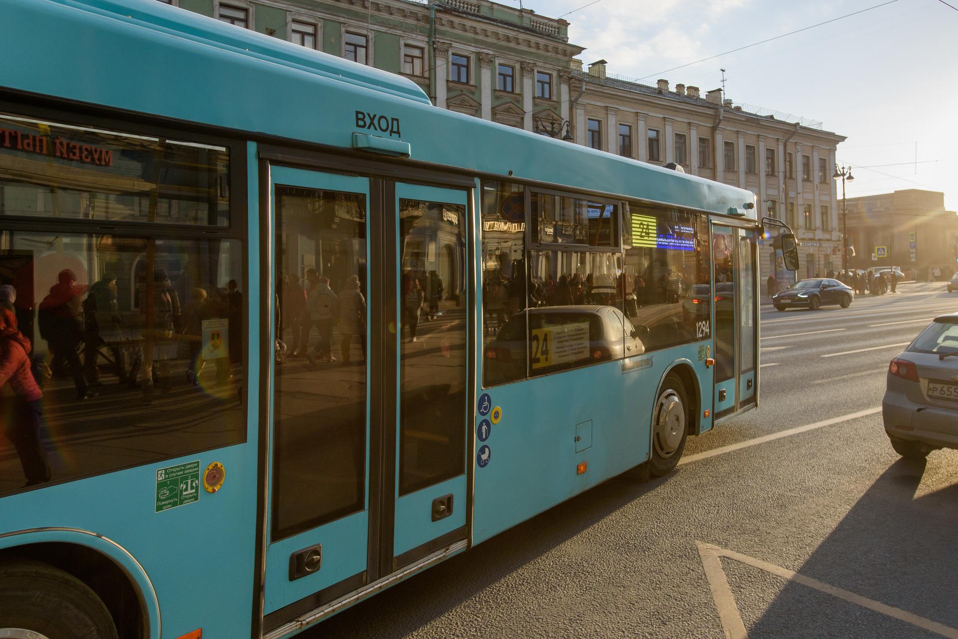 В Петербурге прорыв трубы на Бухарестской улице изменил трассы трёх  автобусов