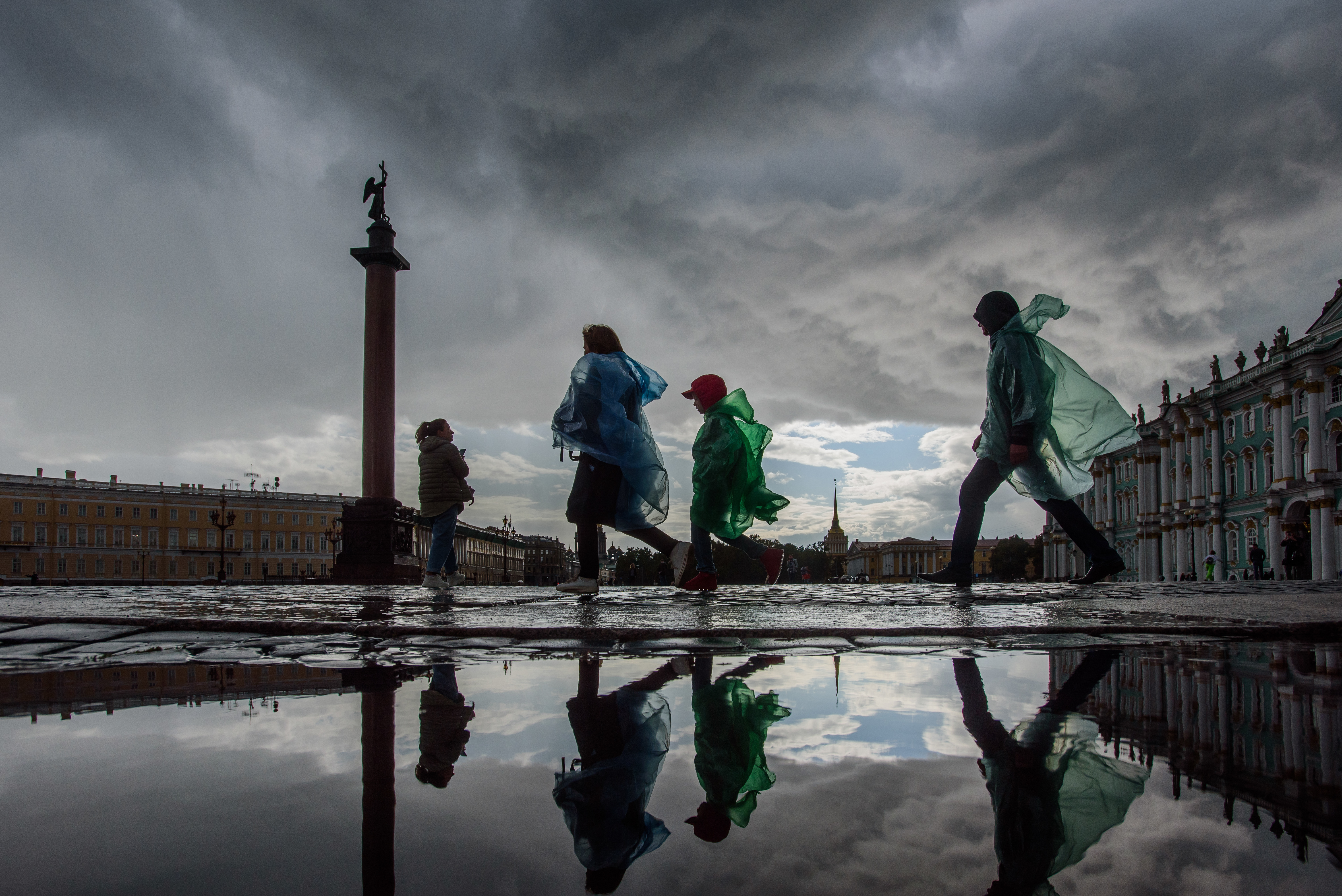 Rain it up 2. Сильный ветер в Петербурге. Санкт-Петербург дождь. Дождь в Питере в Питере. Дождливый день в Питере.