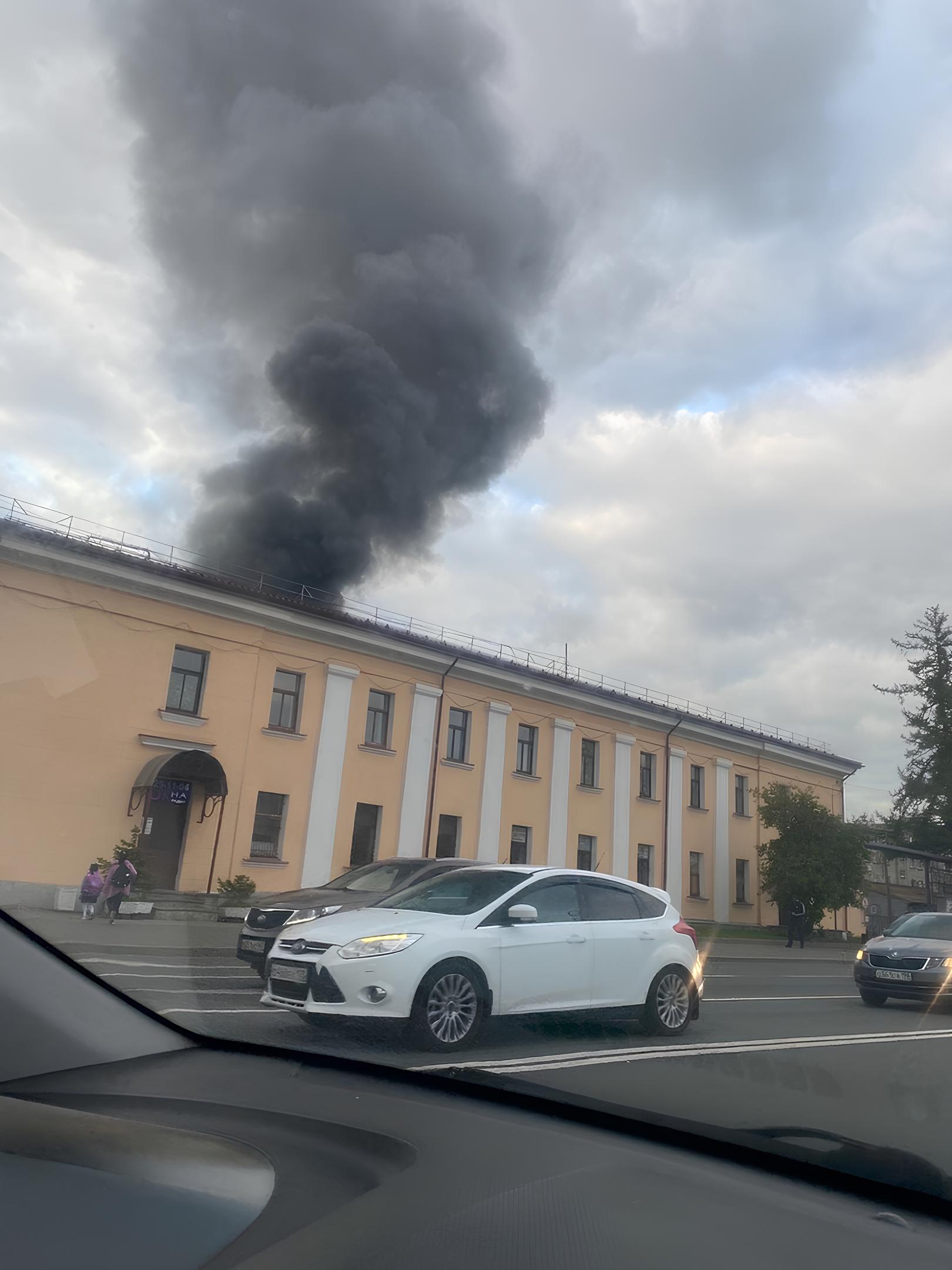 Мощный пожар в автосервисе перекрыл движение по шоссе Революции в Петербурге