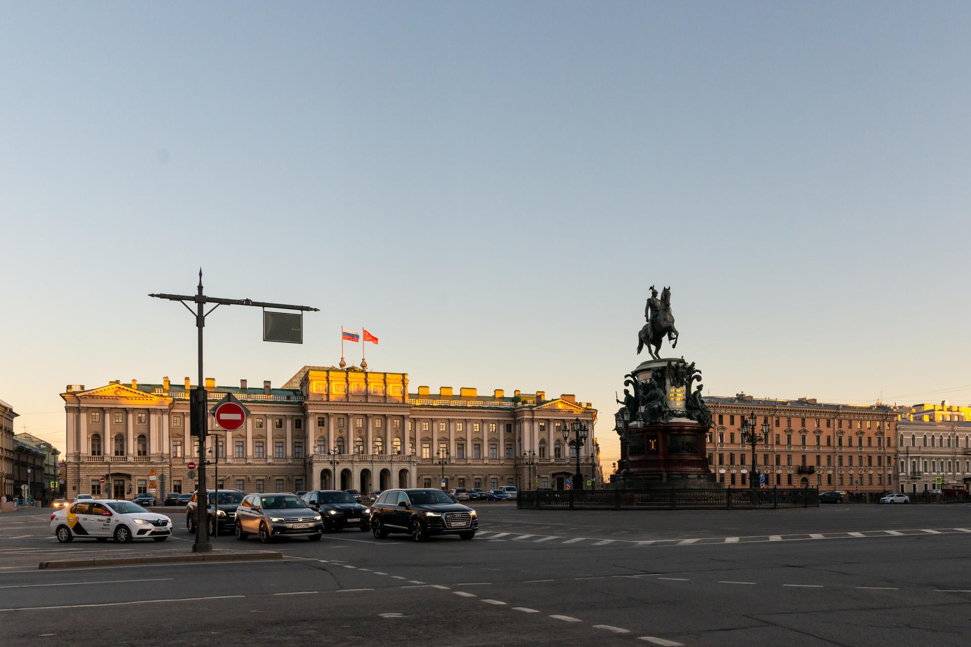 ЗакС Петербурга принял поправки в Устав города о досрочном отзыве сенаторов