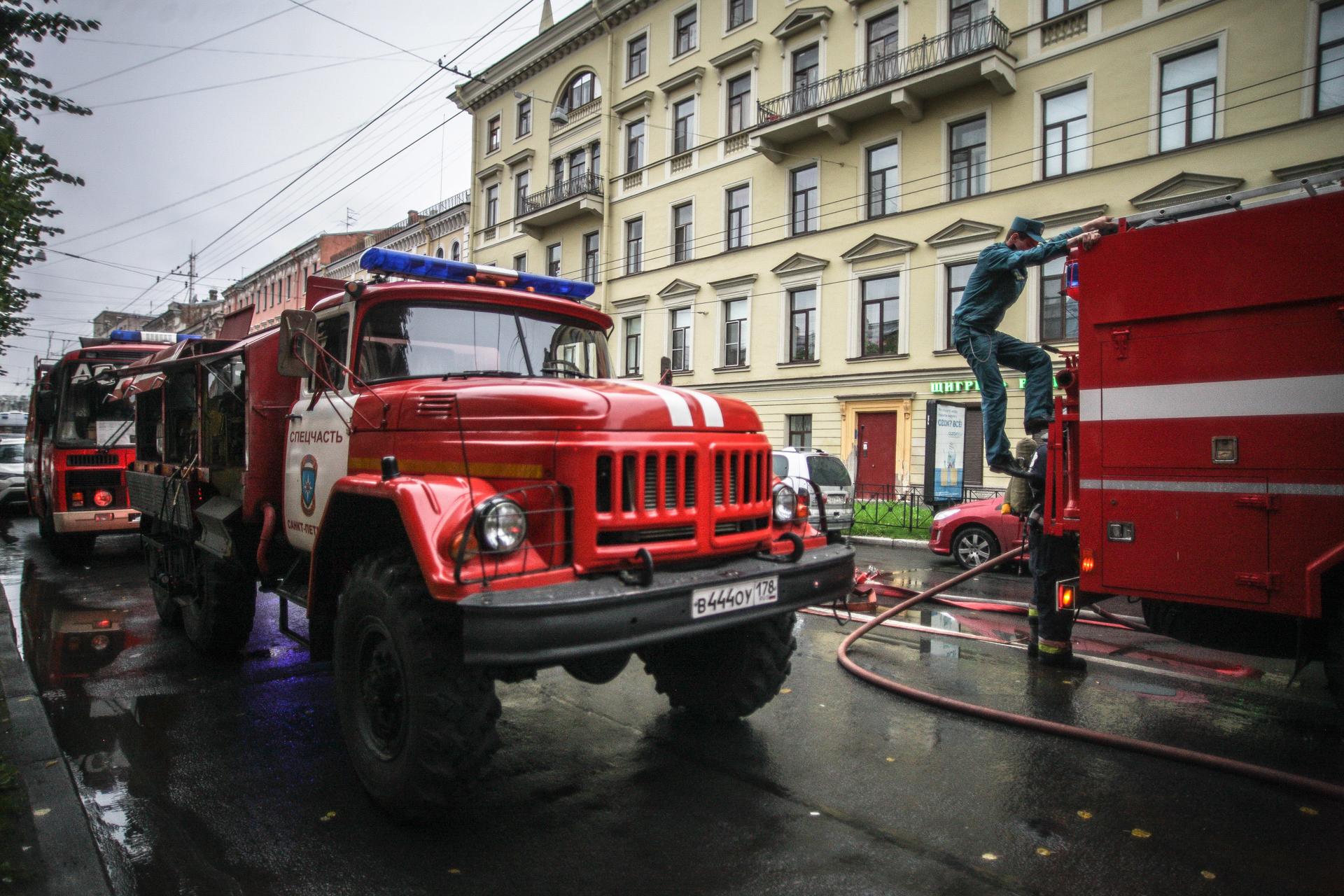 Мужчина попал в больницу после квартирного пожара на Васильевском острове