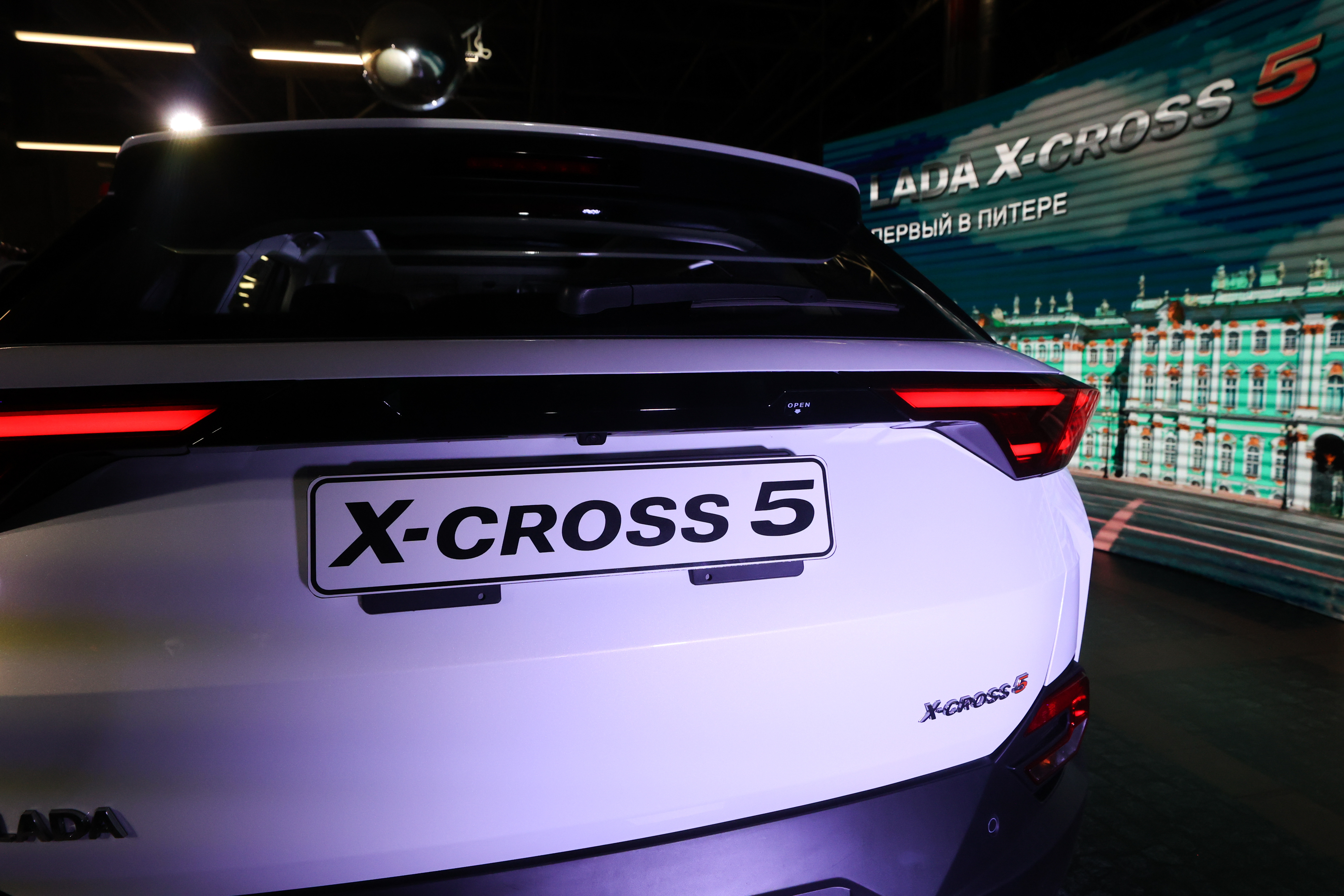 АвтоВАЗ опроверг приостановку серийного производства Lada X-Cross 5 в  Петербурге