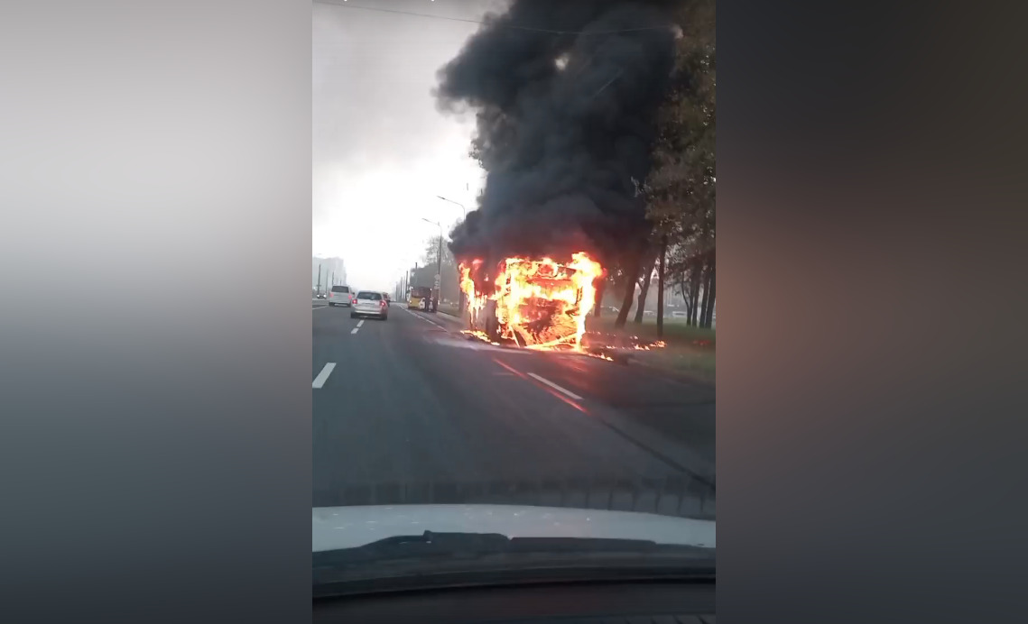 Школьный автобус в Петербурге сгорел на дороге в пятницу утром