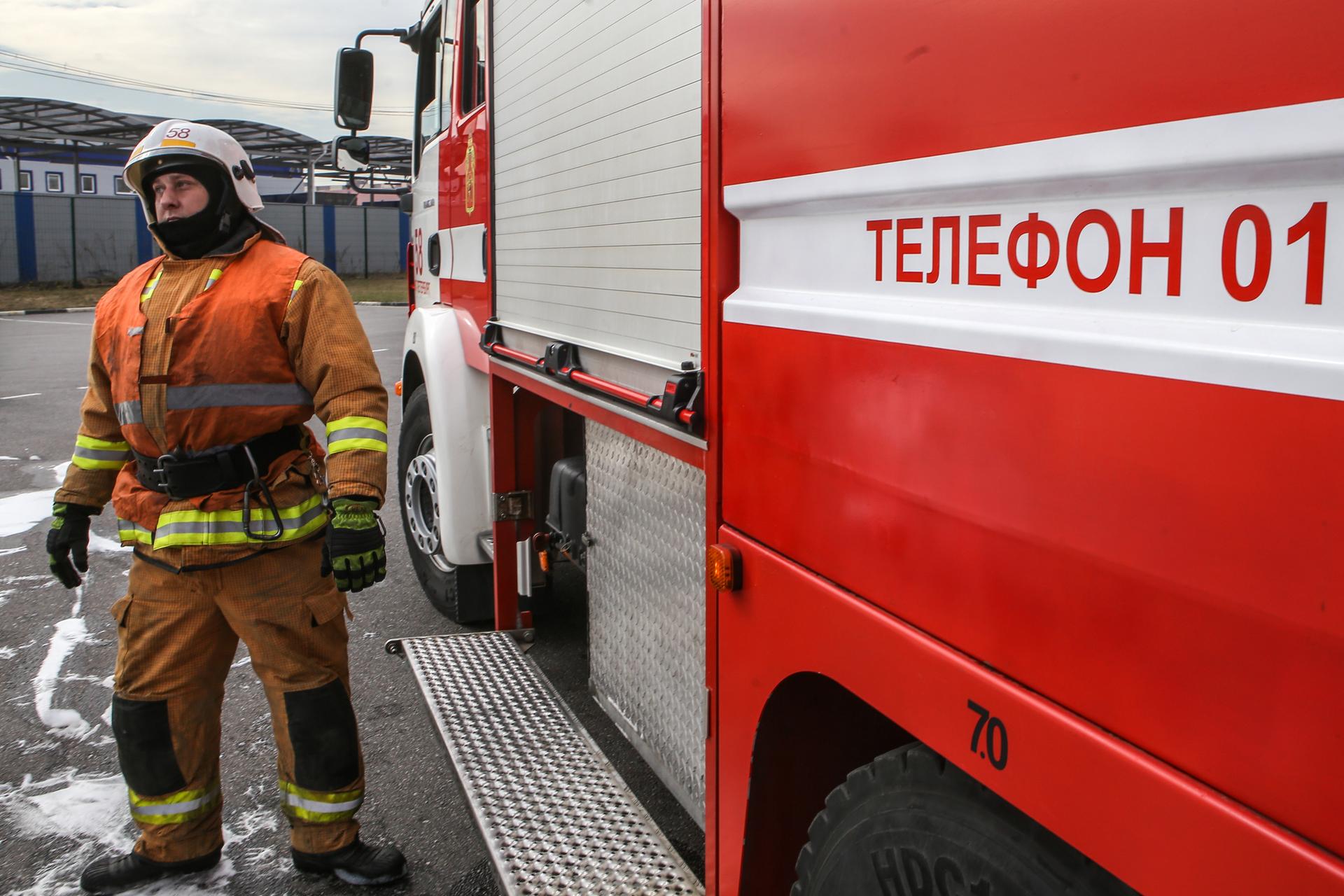 Ночной пожар в Приморском районе Петербурга выгнал на улицу 10 человек