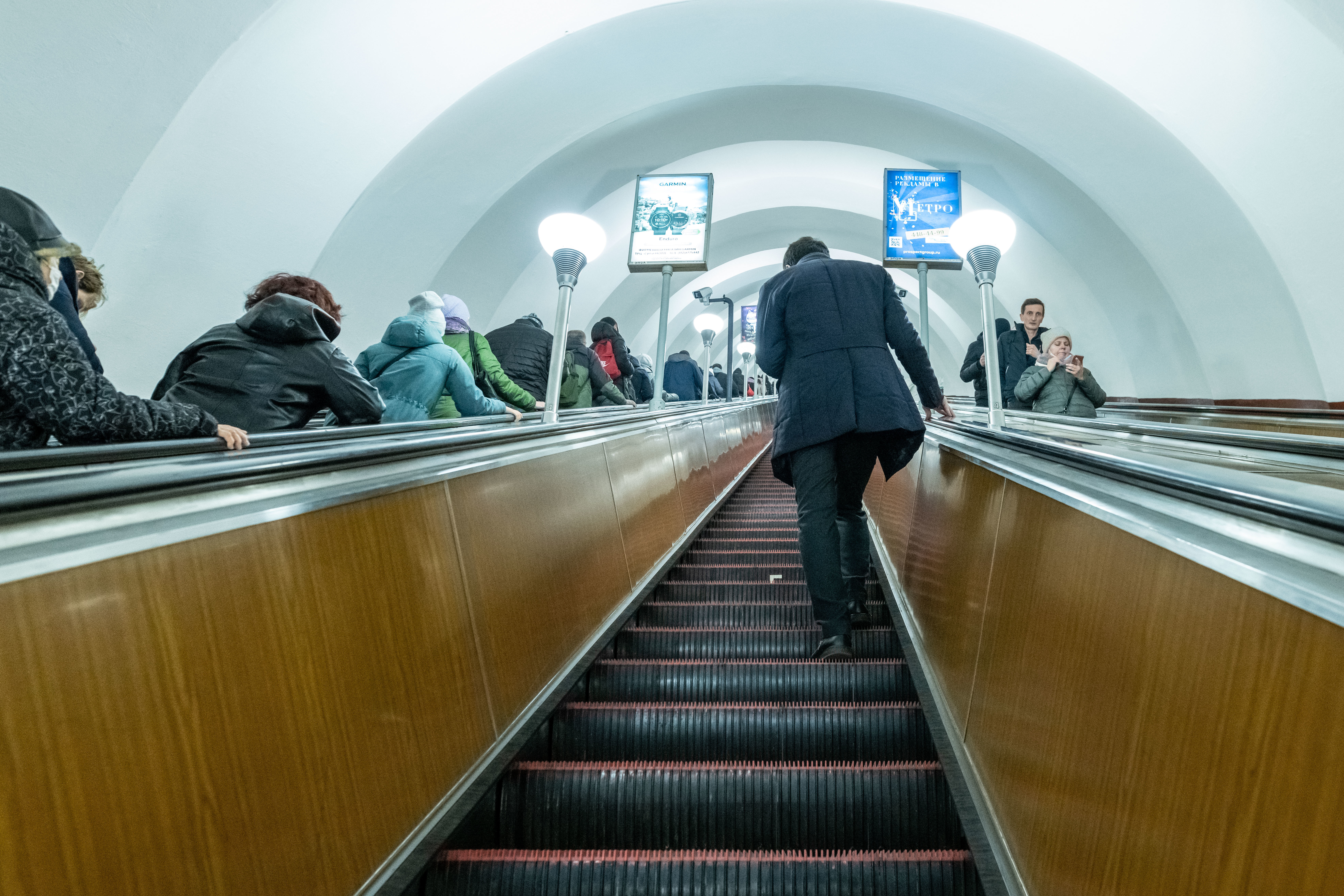 Метро закрыто. Метро Питер эскалатор. Вестибюль метро. Платформа метро. Эскалатор в метро движется.