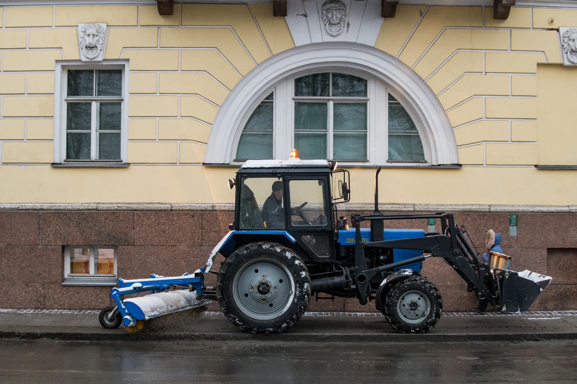 Петербуржцам напомнили, куда жаловаться на плохую уборку дворов и улиц