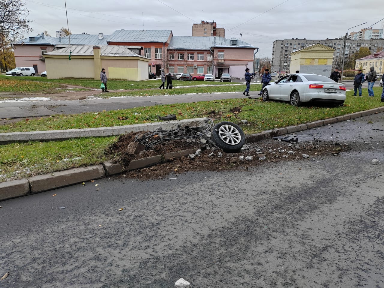 На юго-западе Петербурга пьяный угонщик устроил два ДТП и разбил 