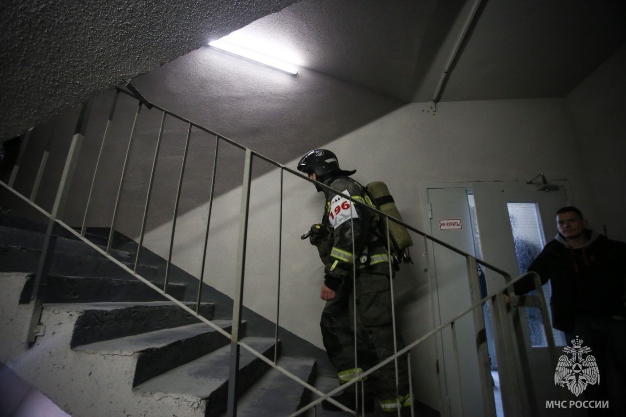 В Петербурге пожарные в полной экипировке поднялись на 