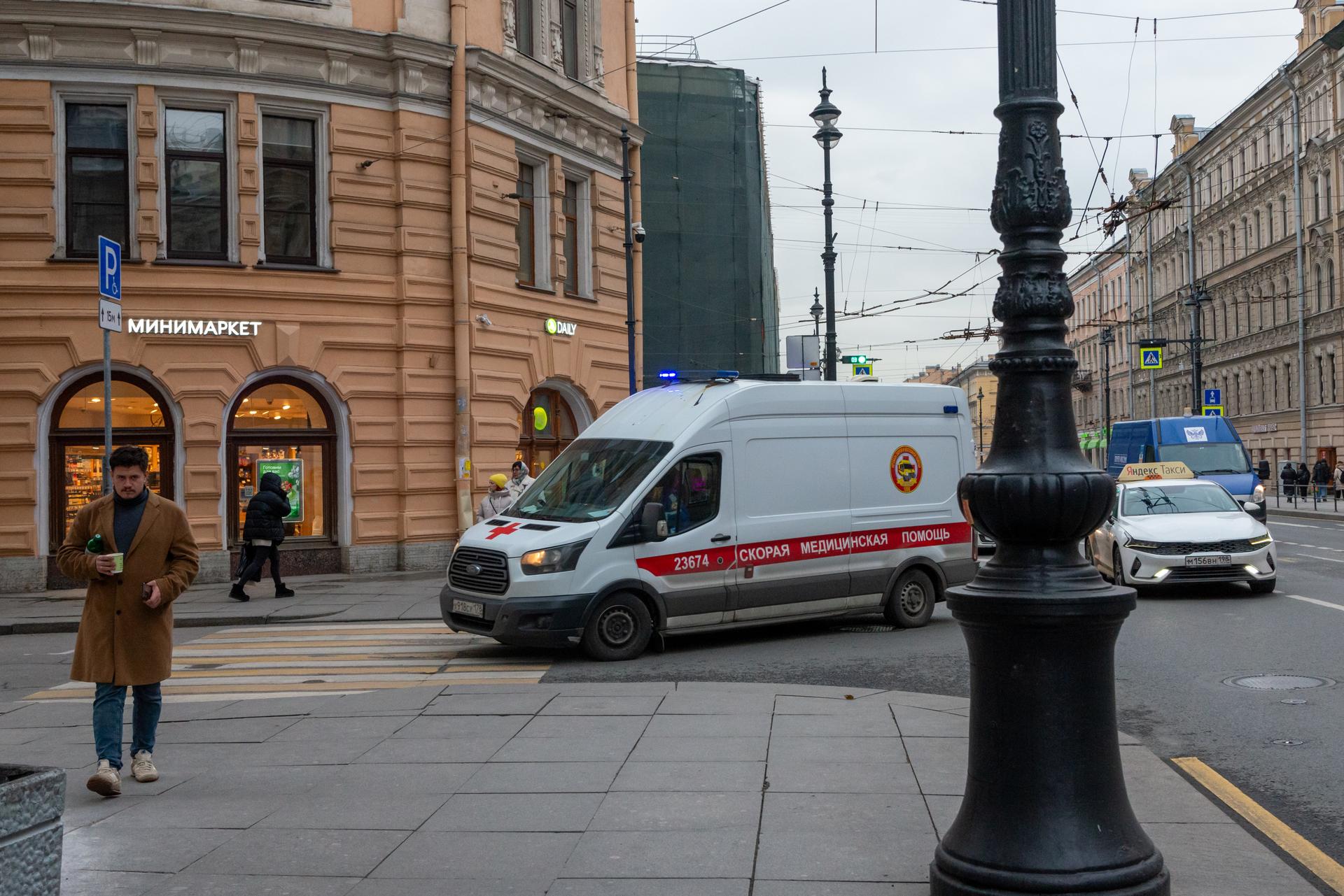 В центре Петербурга рабочий упал с большой высоты во время ремонта дома