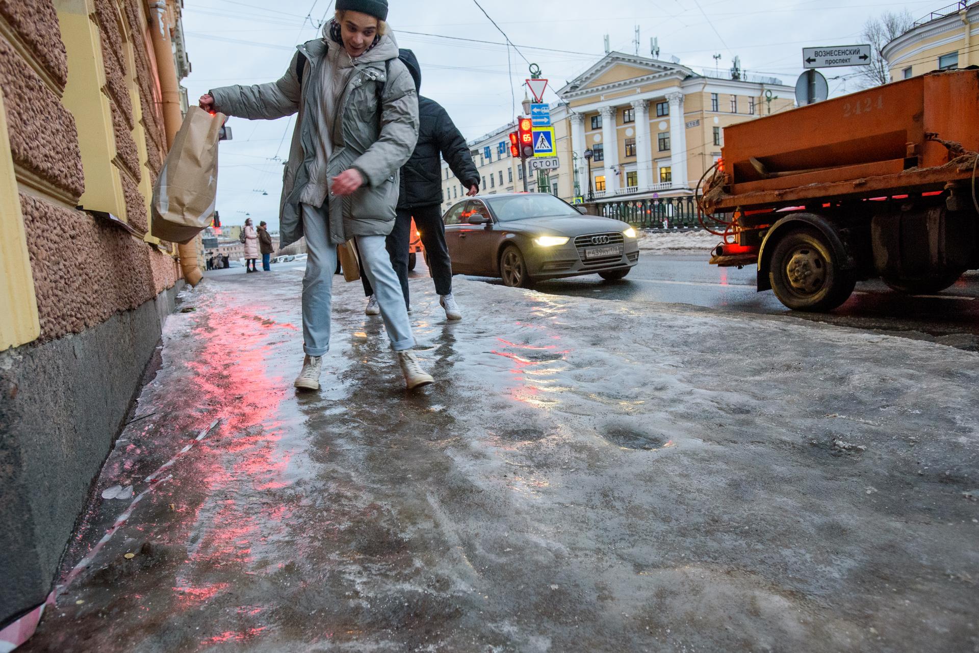 Больницы Петербурга принимают первых пострадавших на обледеневших тротуарах