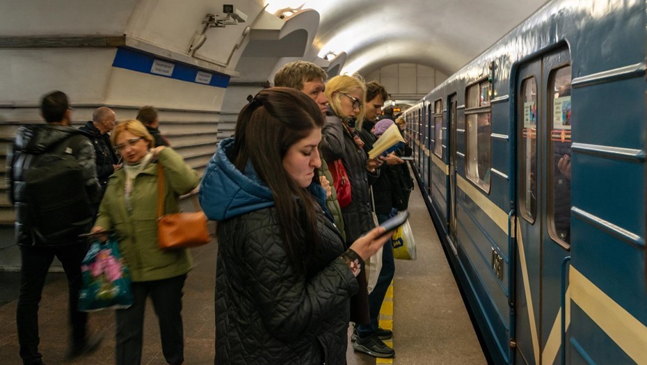 Метро пассажир спб. Пассажиры Петербургского метрополитена.